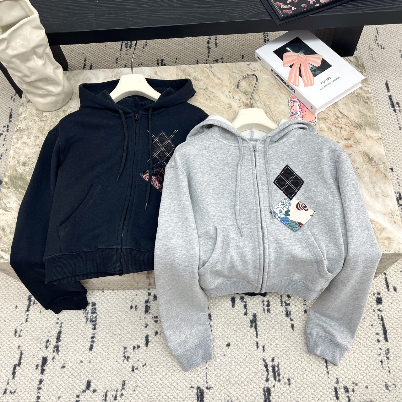 NO:504284,25 autumn and winter new style diamond pattern hooded sweatshirt high waist short style fashionable and casual two-color SML, hoodie, sweatshirts, hats, alexander wang1986090925秋冬新款 菱格图案连帽卫衣 高腰短款版型 时髦休闲 两色SML,,hoodie,sweatshirts,hats,alexander wang,Women's clothing