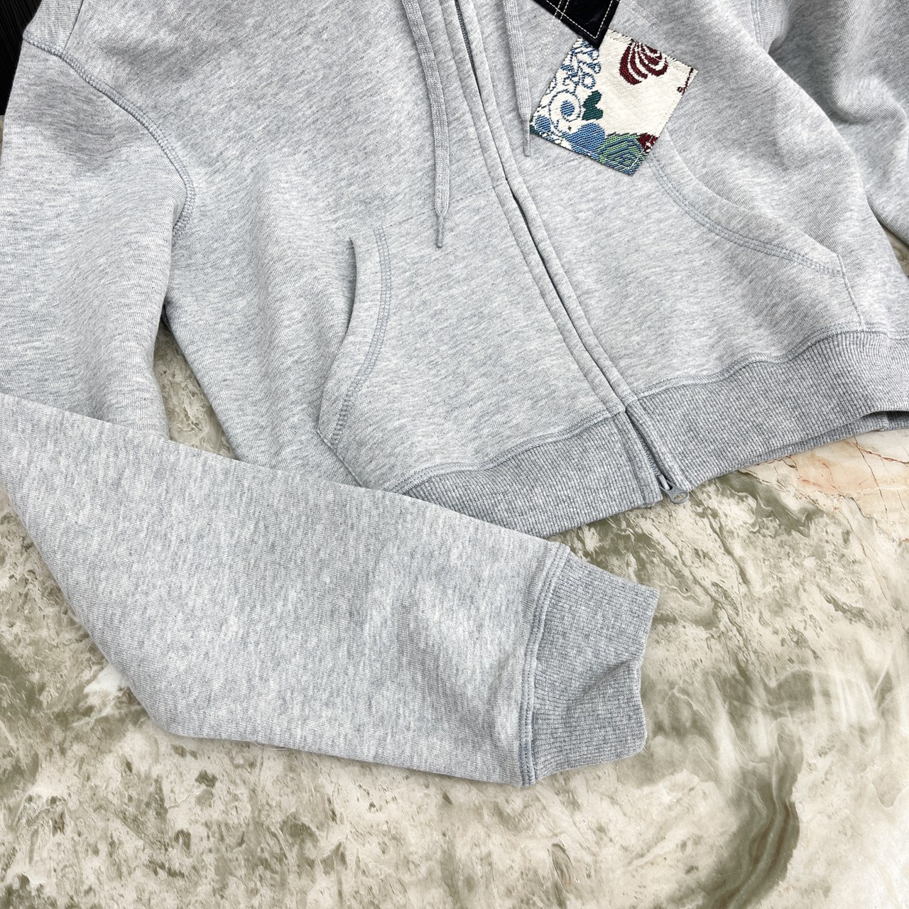 小众 25秋冬新款 菱格图案连帽卫衣 高腰短款版型 时髦休闲 两色SML