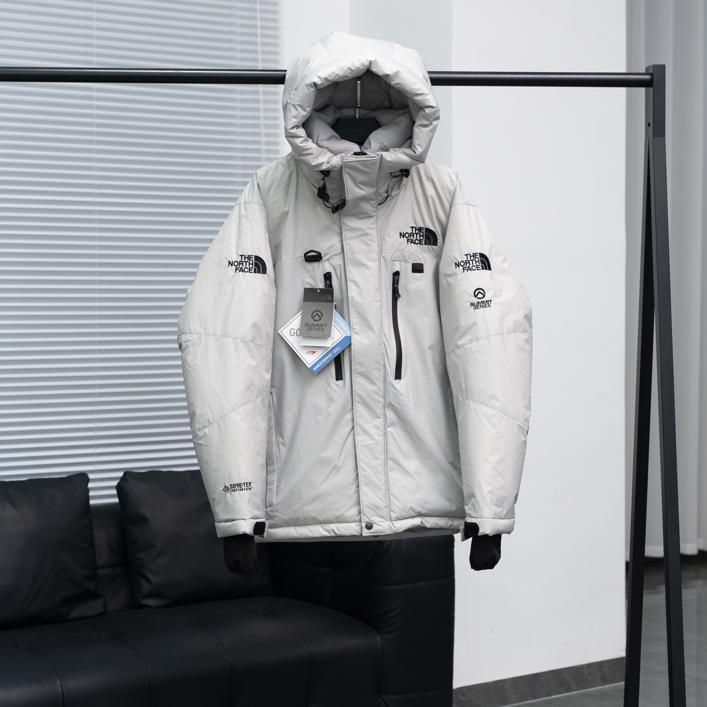 The North Face🌟日版北面 RETROHIMALAYAN 巅峰喜马拉雅登山系列连帽羽绒服 -顶级原版版本就是指目前国内最高版本(没有之一)我们出品必是精品(匠心做一件放到就是ZP的衣服) -内里填充羽绒棉 蓬松度好 保暖效果极佳 冬天一件足以. 高品质现货备足 可主推 -定制原版一致防水面料 -三标 辅料 齐全 原版五金 面料:定制14D高强度尼龙面料,质地厚重,防水布料,抗拉撕,采用ZP一致单层布料(非市面通货内加胆布) 刺绣:日本百灵达刺绣机 定制万针电绣,采用进口7号针和进口绣线,刺绣饱满立体 百分百还原ZP 辅料:采用原厂吉田YKK拉链,刻字清晰,高克重,可承受10万次拉力磨损. 抽绳 多功能扣 魔术贴 水洗标 镭射防伪 均是原版开模对版 做羽绒棉梭织类目 用心做一件原版产品,让每一位客户有底气去给他的客户介绍说:这个是国内最顶级版本.