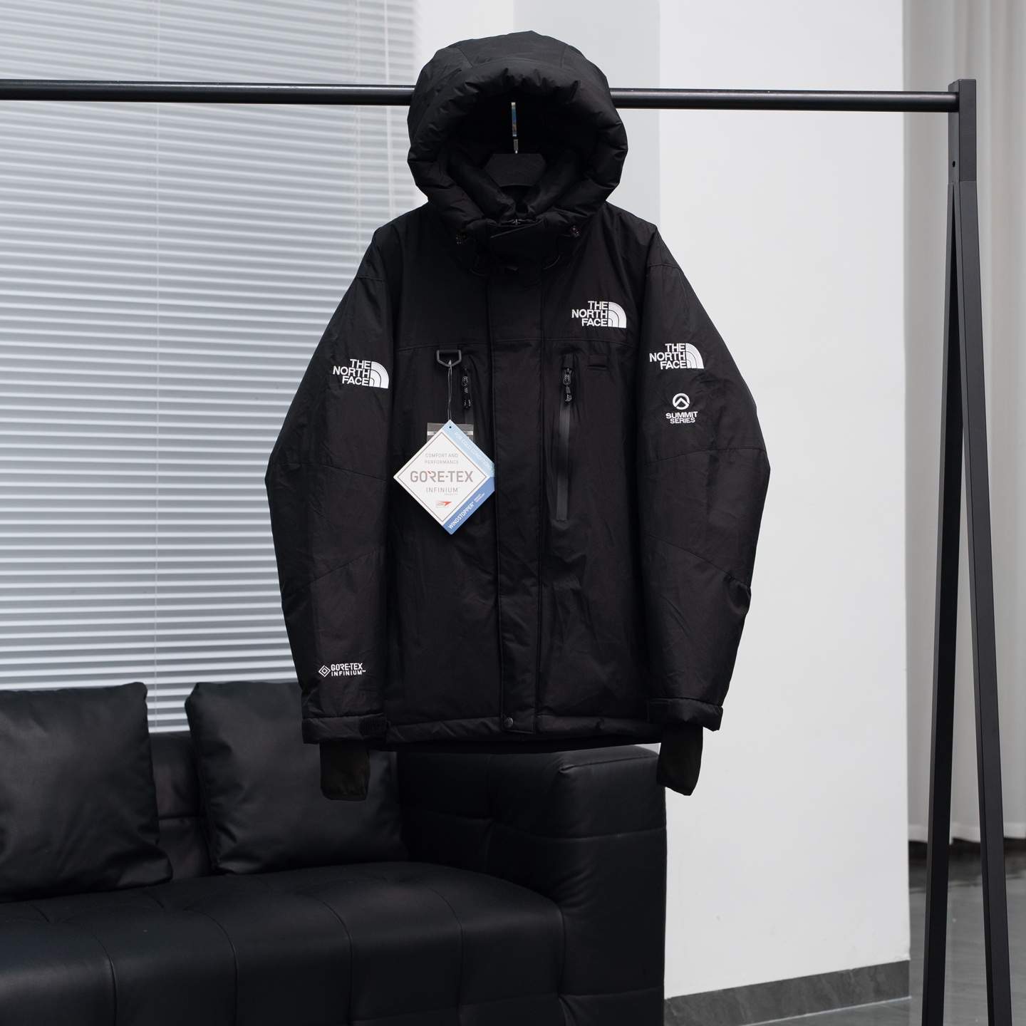 The North Face🌟日版北面 RETROHIMALAYAN 巅峰喜马拉雅登山系列连帽羽绒服 -顶级原版版本就是指目前国内最高版本(没有之一)我们出品必是精品(匠心做一件放到就是ZP的衣服) -内里填充羽绒棉 蓬松度好 保暖效果极佳 冬天一件足以. 高品质现货备足 可主推 -定制原版一致防水面料 -三标 辅料 齐全 原版五金 面料:定制14D高强度尼龙面料,质地厚重,防水布料,抗拉撕,采用ZP一致单层布料(非市面通货内加胆布) 刺绣:日本百灵达刺绣机 定制万针电绣,采用进口7号针和进口绣线,刺绣饱满立体 百分百还原ZP 辅料:采用原厂吉田YKK拉链,刻字清晰,高克重,可承受10万次拉力磨损. 抽绳 多功能扣 魔术贴 水洗标 镭射防伪 均是原版开模对版 做羽绒棉梭织类目 用心做一件原版产品,让每一位客户有底气去给他的客户介绍说:这个是国内最顶级版本.