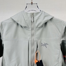 ARCTERYX GAMMA MX始祖鸟防风冲锋衣 秋冬城市通勤和户外攀岩运动,防风耐磨透气 相比于冲锋衣 上身更加舒适 ARCTERYX GAMMA MX始祖鸟防风冲锋衣 秋冬城市通勤和户外攀岩运动,防风耐磨透气 相比于冲锋衣 上身更加舒适