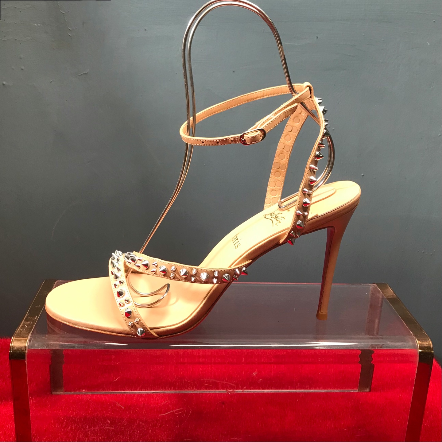 NO:588217,High-end customized sandals new series!  H10Cm, size 34-42. Size 35, size 40, size 41, size 42, genuine leather outsole, non-refundable and non-exchangeable - 037 apricot cowhide silver nails, natural copper feet. Official website synchronization. Standard European code Reference: -037 Color: nude/silver Material: cowhide/rivet Lining: goat leather Heel heigh: 10Cm Sole: leather sole Size: EUR 34-42 (US  4-11):,,christian louboutin,louis vuitton,sandals,cowhide,Leather soles19860909高端订制 凉鞋新款系列！ H10Cm,尺码34-42码.35码40码41码42码,真皮大底,不退不换-037杏牛皮银钉本色铜脚.官网同步. 标准欧码 Reference:-037 Color:nude/silver Material:cowhide/rivet Lining:goat leather Heel heigh:10Cm Sole:leather sole Size:EUR 34－42（US 4一11) :,,christian louboutin,louis vuitton,sandals,cowhide,Leather soles,Women's Shoes