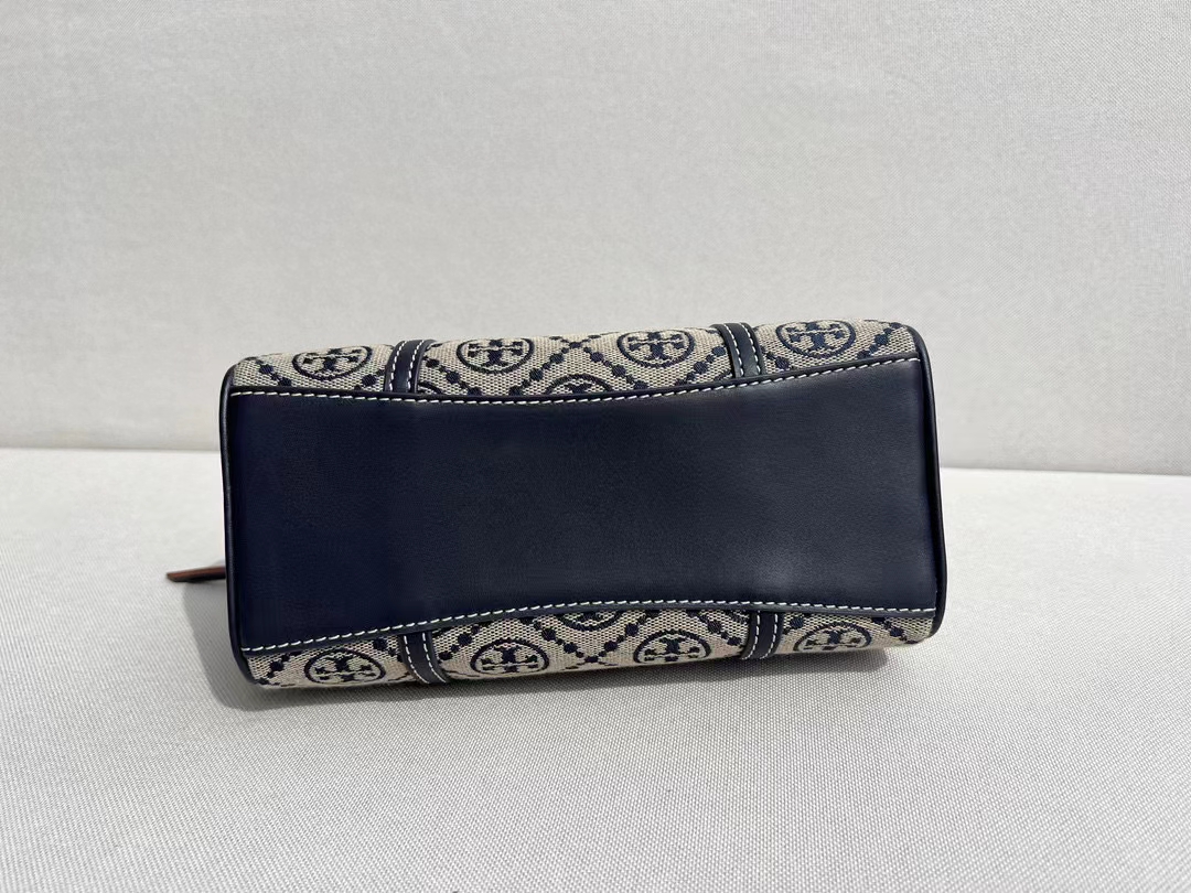 Tory Burch TB新款T MONOGRAM 老花迷你酒桶包波士顿枕头包 T Monogram 图案提花织物