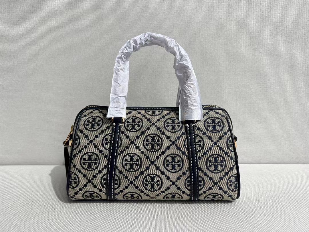 Tory Burch TB新款T MONOGRAM 老花迷你酒桶包波士顿枕头包 T Monogram 图案提花织物
