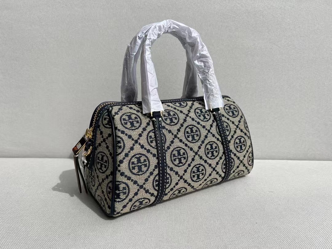 Tory Burch TB新款T MONOGRAM 老花迷你酒桶包波士顿枕头包 T Monogram 图案提花织物