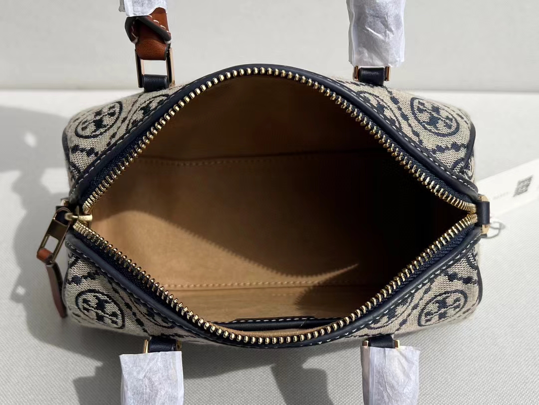 Tory Burch TB新款T MONOGRAM 老花迷你酒桶包波士顿枕头包 T Monogram 图案提花织物