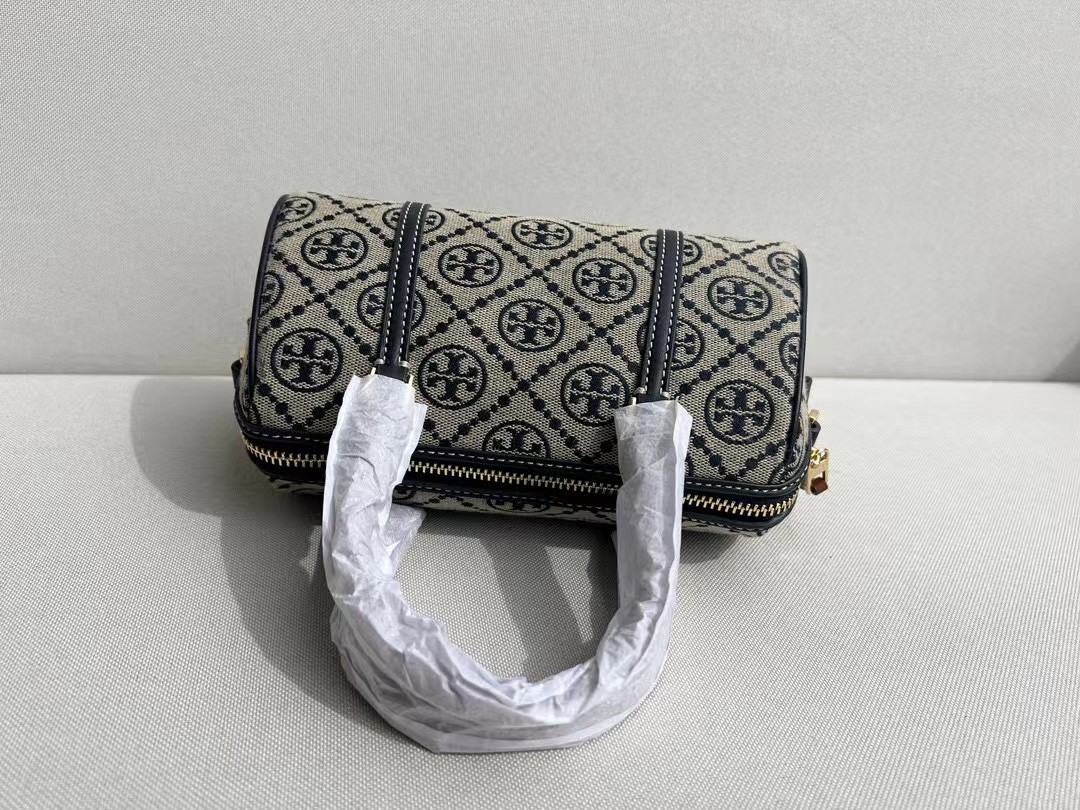 Tory Burch TB新款T MONOGRAM 老花迷你酒桶包波士顿枕头包 T Monogram 图案提花织物
