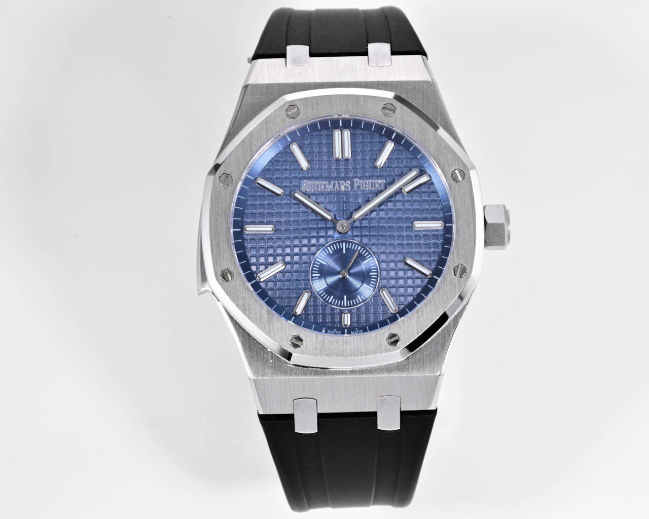 NO:724095,A Audemars Piguet Royal Oak 26591I series men's watch is shockingly launched. The back cover has been upgraded to see through, and it uses the 2953 upgraded version of the movement, achieving the pinnacle of steel watches - demonstrating strength and defending the 'steel' king!  [5 subtleties] 1. The authentic product is disassembled and the size is 42×11.3 mm, which is consistent with the original product!  2. Perfectly restore every detail of the genuine watch case, showing the masculine temperament of the genuine 'angular, resolute and courageous'. 3. The workmanship of the steel band is impeccable, which is better than any steel band watch on the market. The tightness of the 'buffer belt' connecting the steel band head and the watch head is exactly the same as the original one (optional steel band type, tape type, mystery type, square diamond type)  4. Audemars Piguet 2953 upgraded movement, stable, excellent and more real. 5. The 'biscuit texture' of the dial is three-dimensional and full, paired with platinum fluorescent time scales and Royal Oak hands, for an exquisite experience and a different feeling!  Must be a quality product, audemars19860909A爱彼皇家橡树26591I系列男士腕表 震撼上线后盖升级透底,采用2953升级版机芯, 成就钢表巅峰—— 实力演绎 卫冕“钢”王！【5大精妙之处】 1.正品拆解开模,尺寸为42×11.3毫米与正品一致！ 2.完美还原正品表壳的每一处细节,尽显正品“棱角分明 坚毅果敢”的阳刚气质. 3.钢带的做工无可挑剔,比市面上任何钢带表做工均要更上一层楼,钢带头粒和表头衔接的“缓冲带”的松紧程度与正品一模一样,(可选配钢带款,胶带款,谜底款,方钻款) 4.爱彼2953升级版机芯,稳定,优秀,更真实. 5.表盘的“饼干纹理”立体饱满 搭配白金荧光时标和Royal Oak皇家橡树指针,体验精妙 感受不同！必属精品,,audemars,Watch