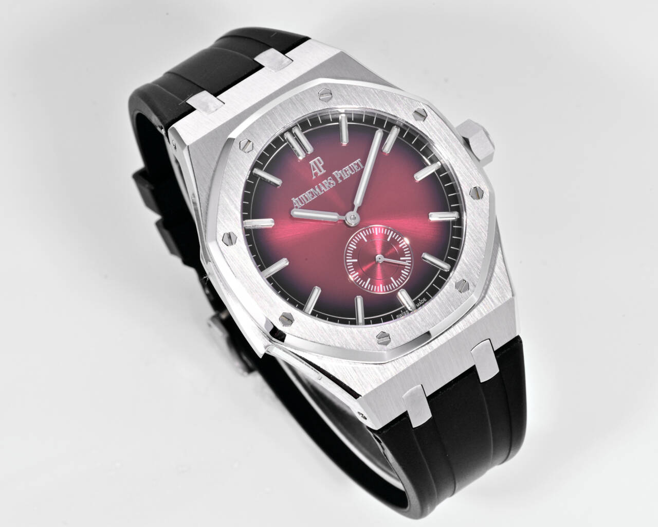 Audemars Piguet Royal Oak Jumbo Extra-Thin 26591IP platinum case, platinum bezel, red dial, black rubber strap 39mm Men's Automatic