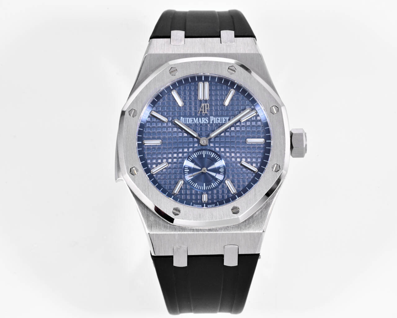 NO:726428,Produced by TW, white light 1500, black gold 1550 TW Factory AP Audemars Piguet Royal Oak 26591IP series men's watch, two-hand semi-mechanical watch. Shockingly launched, the back cover is upgraded to see-through bottom, using the 53 upgraded version of the movement, achieving the pinnacle of steel watches - demonstrating strength to defend the title of 'steel' king!  [5 subtleties] 1. The authentic product is disassembled and the size is 42×11.3 mm, which is consistent with the original product!  2. Perfectly restore every detail of the authentic watch case, showing the masculine temperament of the authentic 'angular, resolute and courageous'. 3. The workmanship of the steel strap is impeccable, which is better than any steel strap watch on the market. The tightness of the 'buffer belt' connecting the steel strap head and the watch head is exactly the same as the original one (steel strap model and tape model are optional) 4. Audemars Piguet 53 upgraded movement, stable, excellent and more real.  5. The 'biscuit texture' of the dial is three-dimensional and full, paired with white gold fluorescent hour markers and Royal Oak hands, giving you an exquisite experience and a different feeling!  A must-have product. The best luxury recommendation for gift giving. Please look for TW’s exclusive quality, audemars19860909TW 出品 白光1500 黑金1550 TW Factory AP 爱彼皇家橡树 26591IP系列 男士腕表 两针半机械腕表 震撼上线后盖升级透底,采用53升级版机芯, 成就钢表巅峰—— 实力演绎 卫冕“钢”王！【5大精妙之处】 1.正品拆解开模,尺寸为42×11.3毫米与正品一致！ 2.完美还原正品表壳的每一处细节,尽显正品“棱角分明 坚毅果敢”的阳刚气质. 3.钢带的做工无可挑剔,比市面上任何钢带表做工均要更上一层楼,钢带头粒和表头衔接的“缓冲带”的松紧程度与正品一模一样,(可选配钢带款,胶带款) 4.爱彼53升级版机芯,稳定,优秀,更真实. 5.表盘的“饼干纹理”立体饱满 搭配白金荧光时标和Royal Oak皇家橡树指针,体验精妙 感受不同！必属精品 送礼最佳奢华推荐请认准TW独家品质,,audemars,Watch