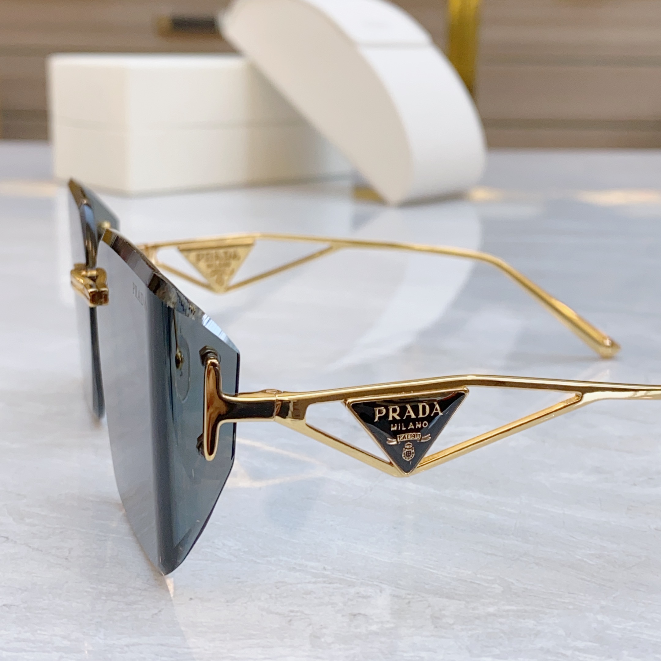 ，【PRAD*】普拉*达新款太阳镜，
MODEL：PR 189VS，SIZE：60口17-140



