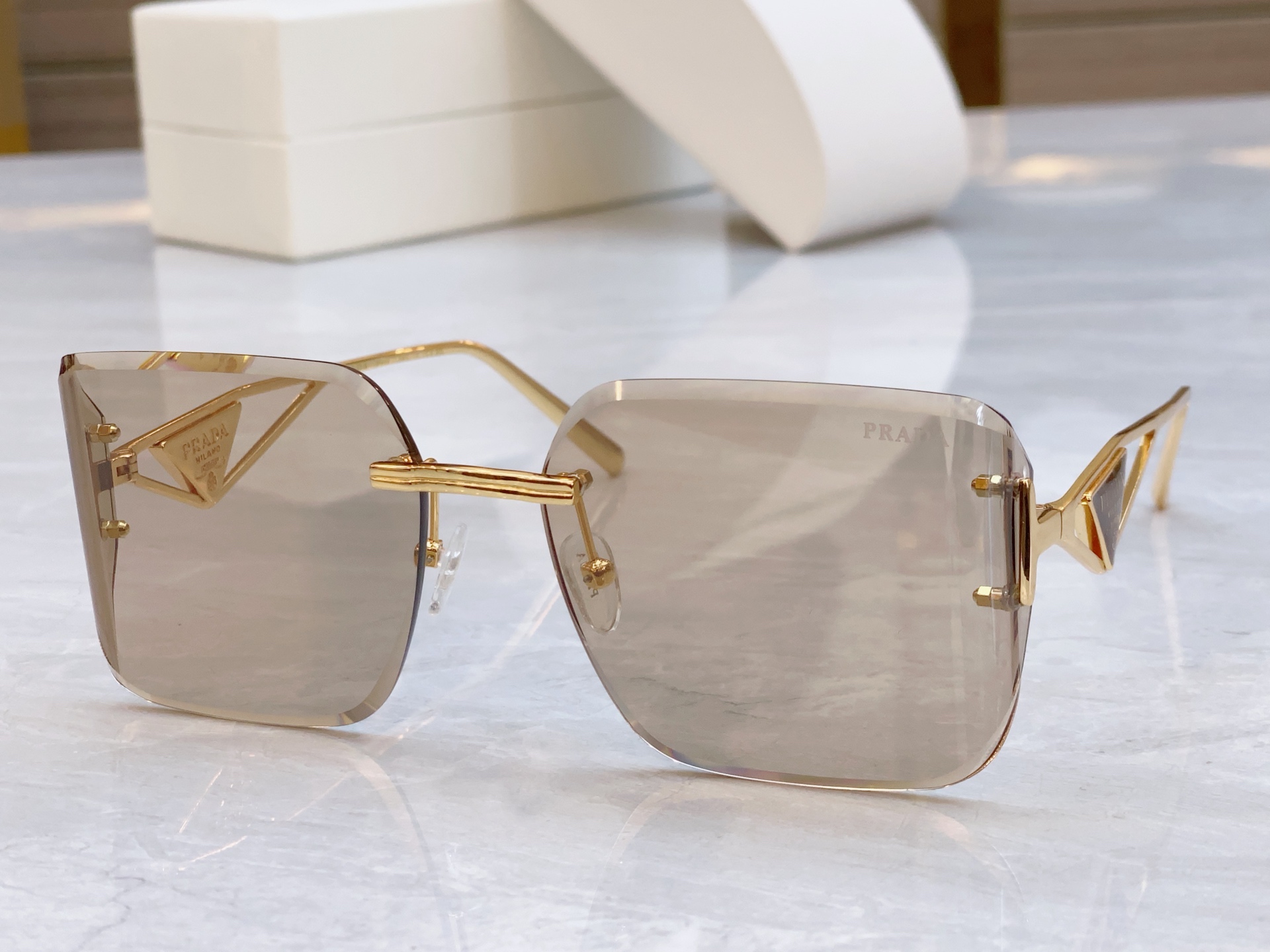 ，【PRAD*】普拉*达新款太阳镜，
MODEL：PR 189VS，SIZE：60口17-140



