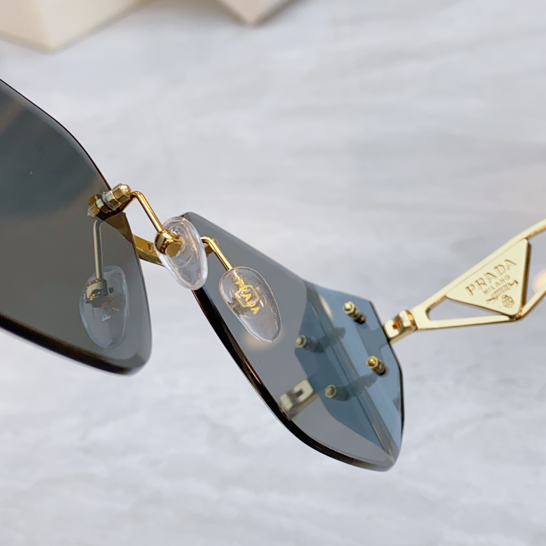 ，【PRAD*】普拉*达新款太阳镜，
MODEL：PR 189VS，SIZE：60口17-140



