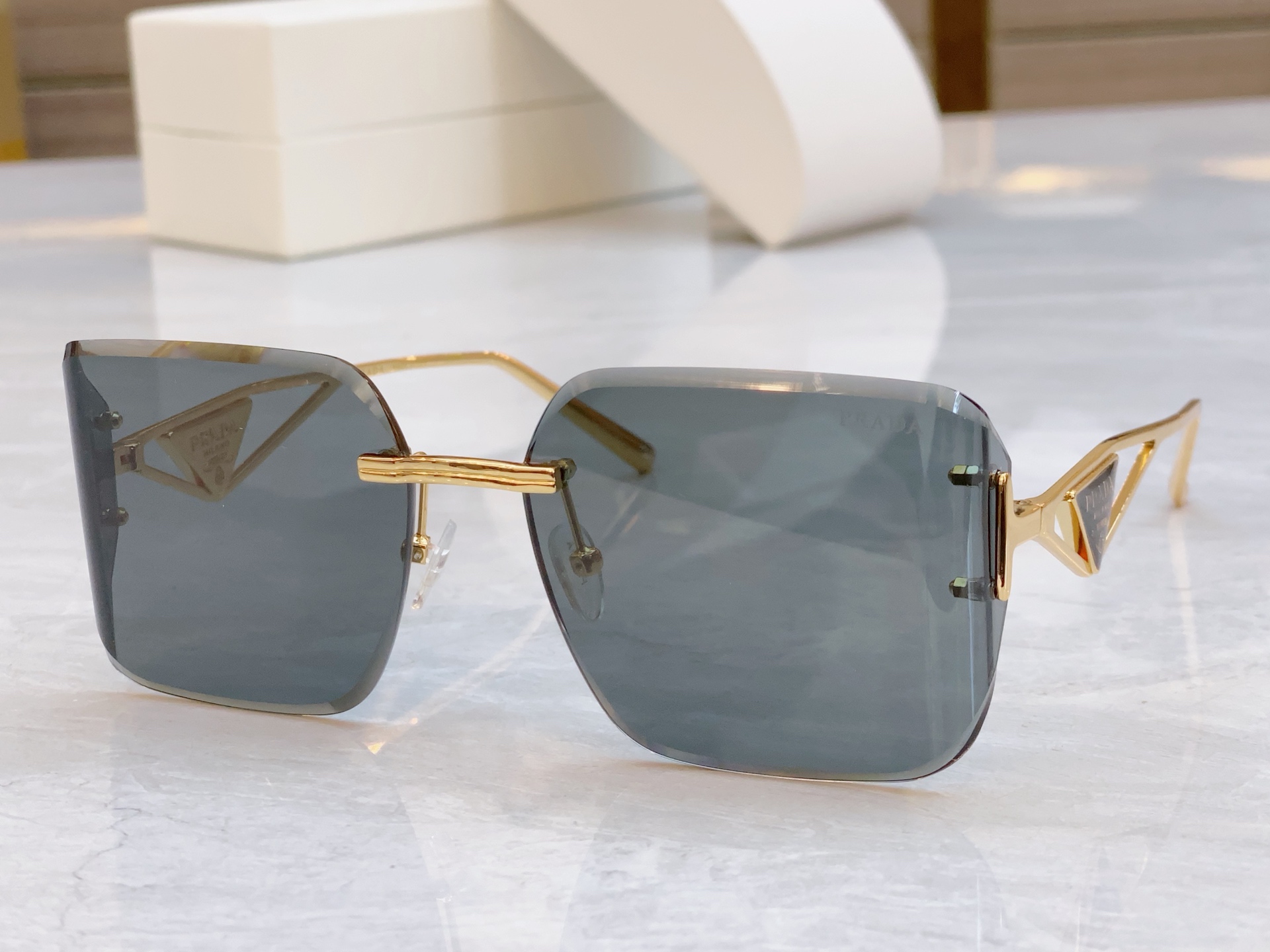 ，【PRAD*】普拉*达新款太阳镜，
MODEL：PR 189VS，SIZE：60口17-140



