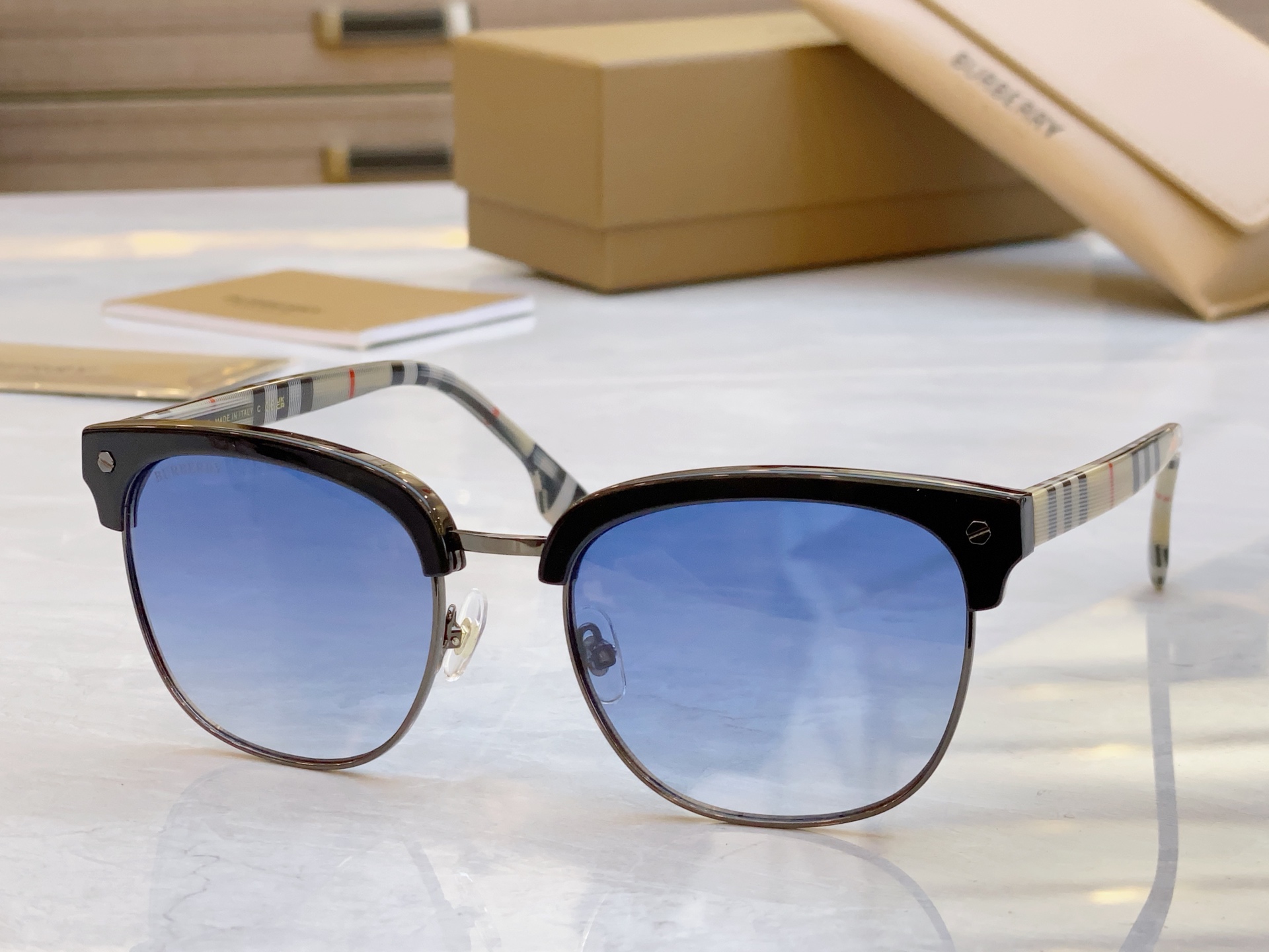 ，【BURBERR*】巴宝*莉新款太阳镜🕶️，MODEL：BE4317，SIZE：56口20-145

