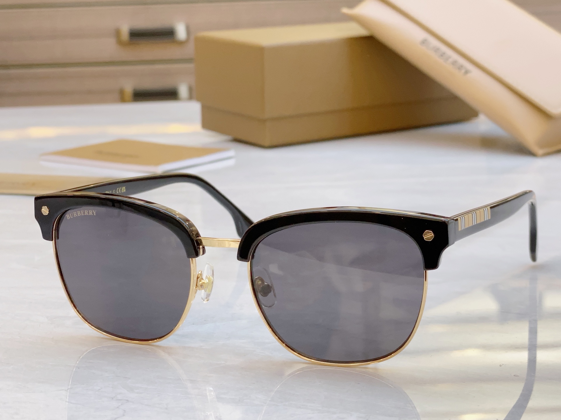 ，【BURBERR*】巴宝*莉新款太阳镜🕶️，MODEL：BE4317，SIZE：56口20-145


