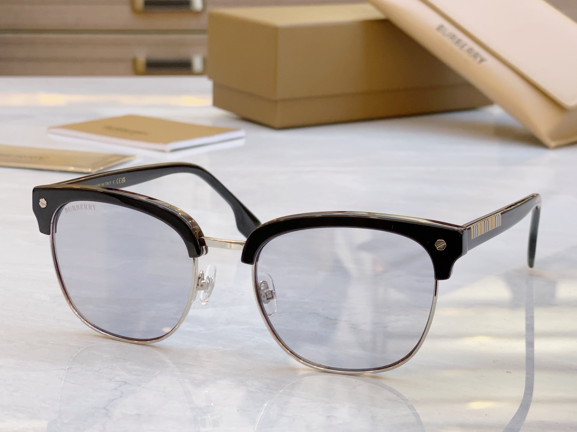 ，【BURBERR*】巴宝*莉新款太阳镜🕶️，MODEL：BE4317，SIZE：56口20-145


