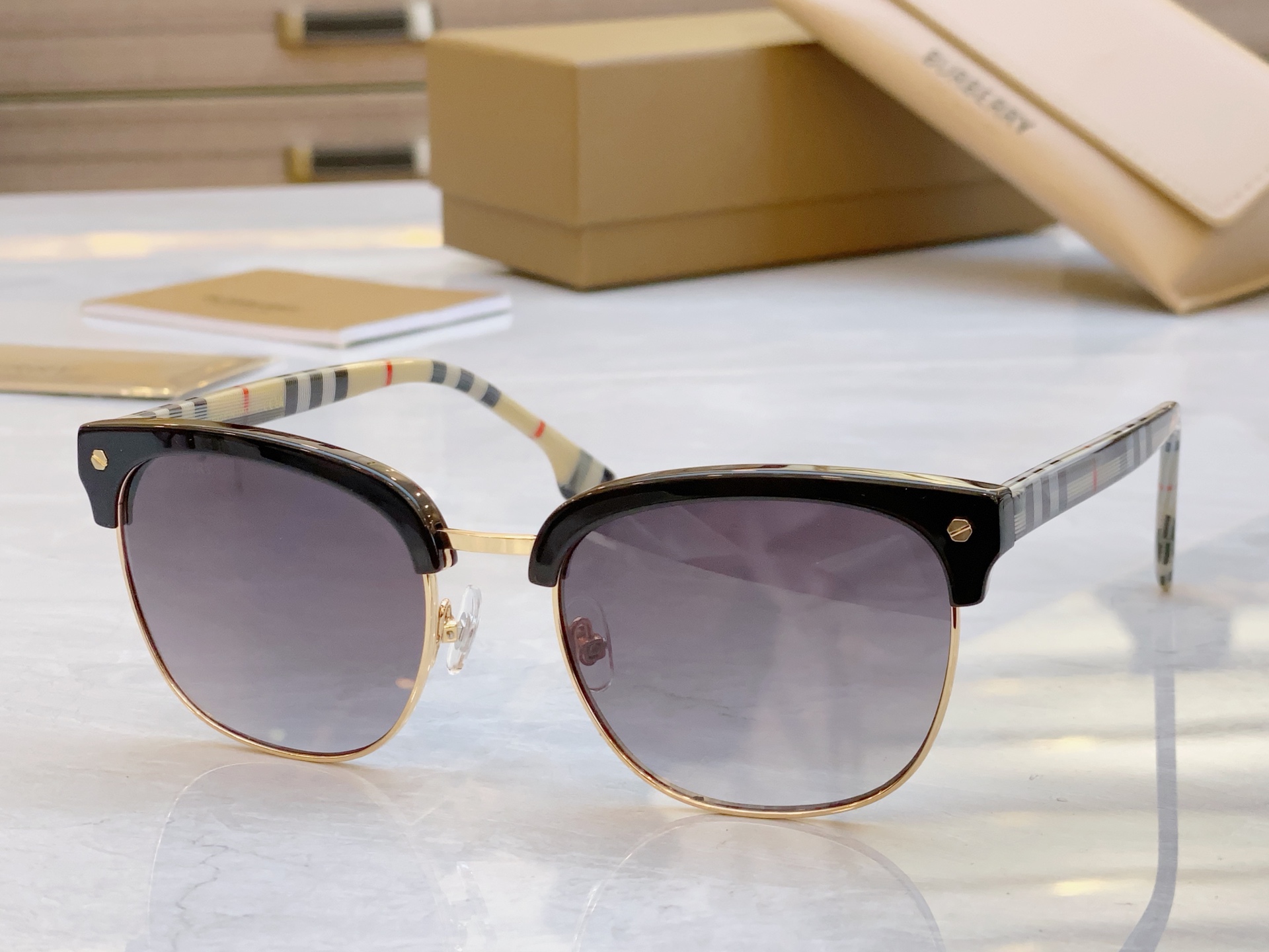 ，【BURBERR*】巴宝*莉新款太阳镜🕶️，MODEL：BE4317，SIZE：56口20-145

