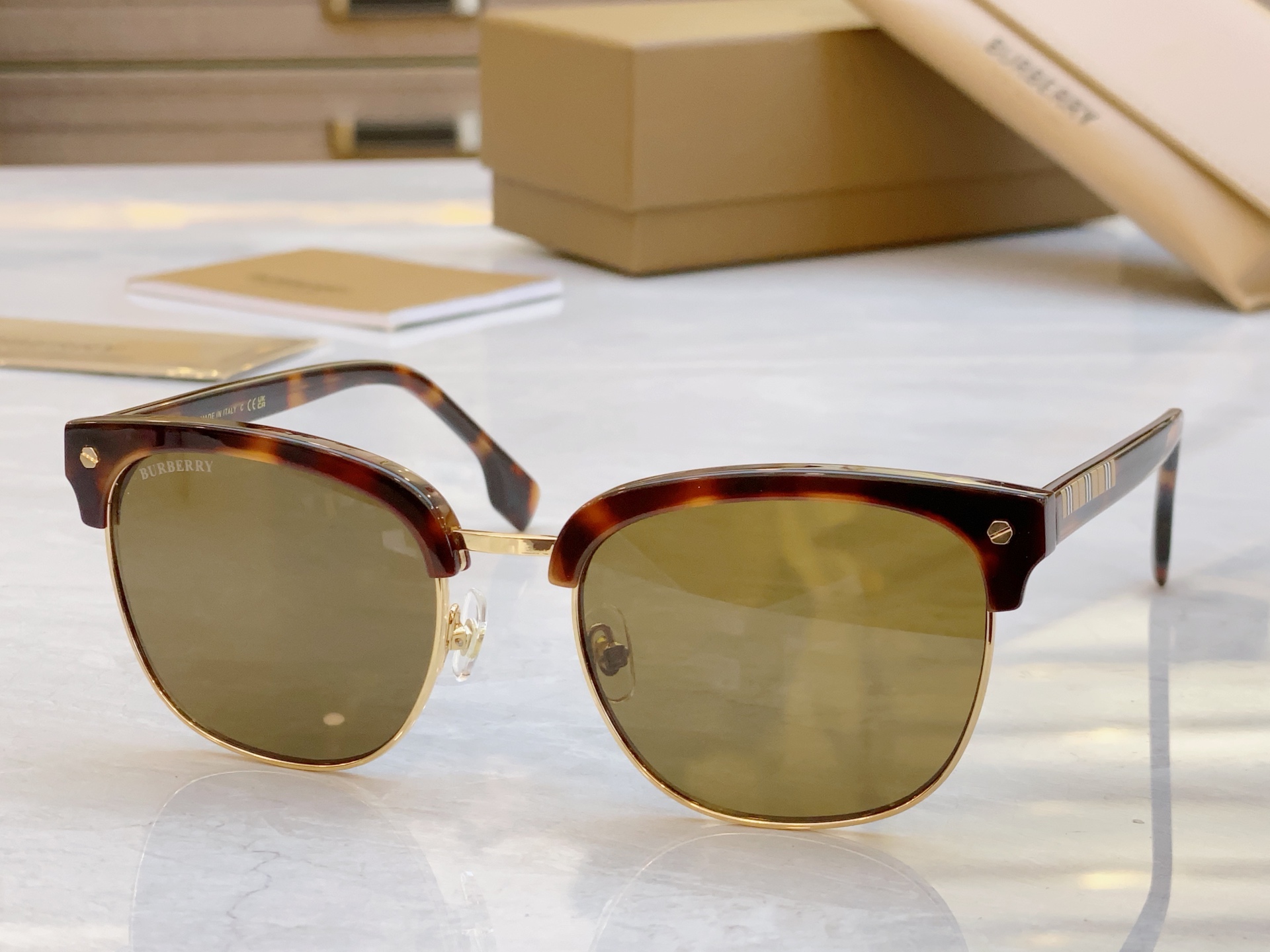 ，【BURBERR*】巴宝*莉新款太阳镜🕶️，MODEL：BE4317，SIZE：56口20-145

