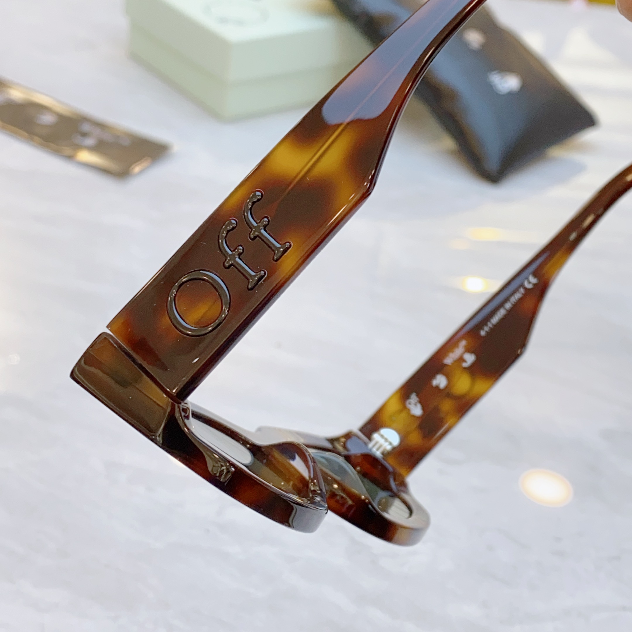 ，【OFF WHIT*】新款太阳镜🕶️，MODELOERI14E，SIZE 52口23-145




