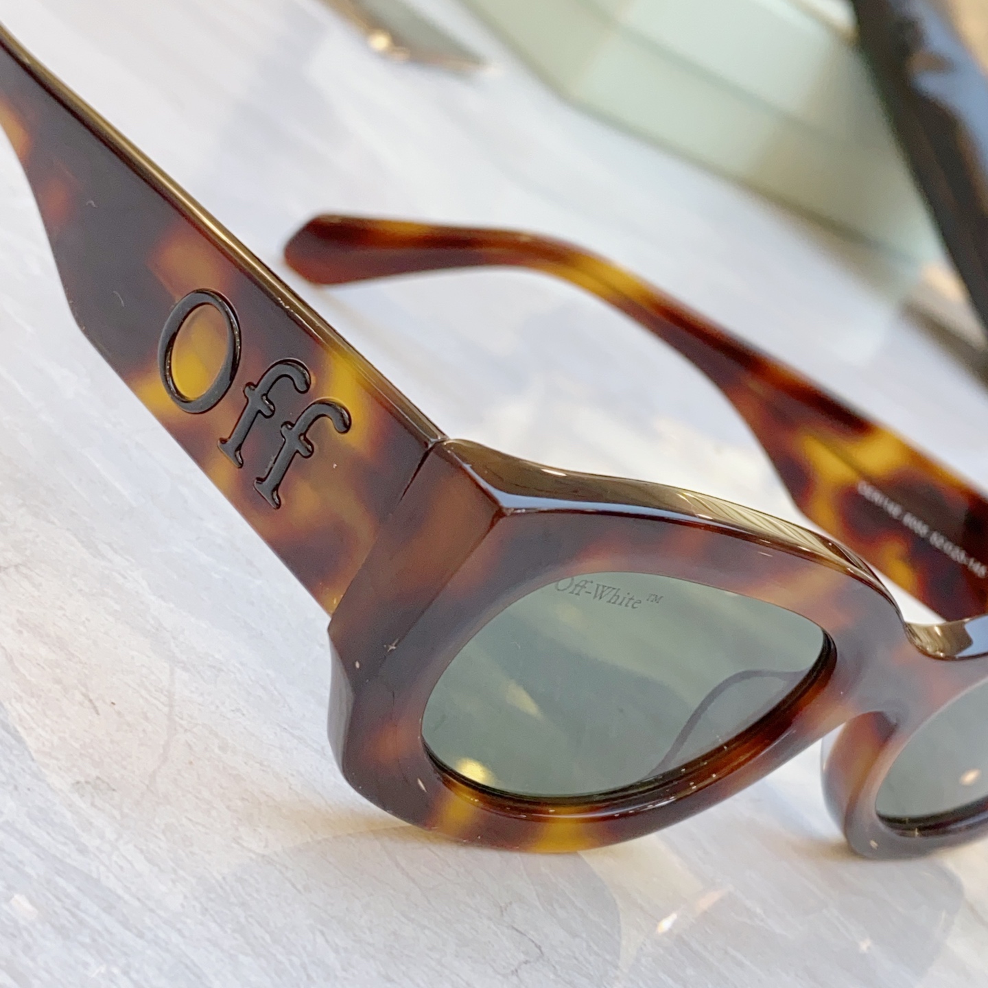 ，【OFF WHIT*】新款太阳镜🕶️，MODELOERI14E，SIZE 52口23-145




