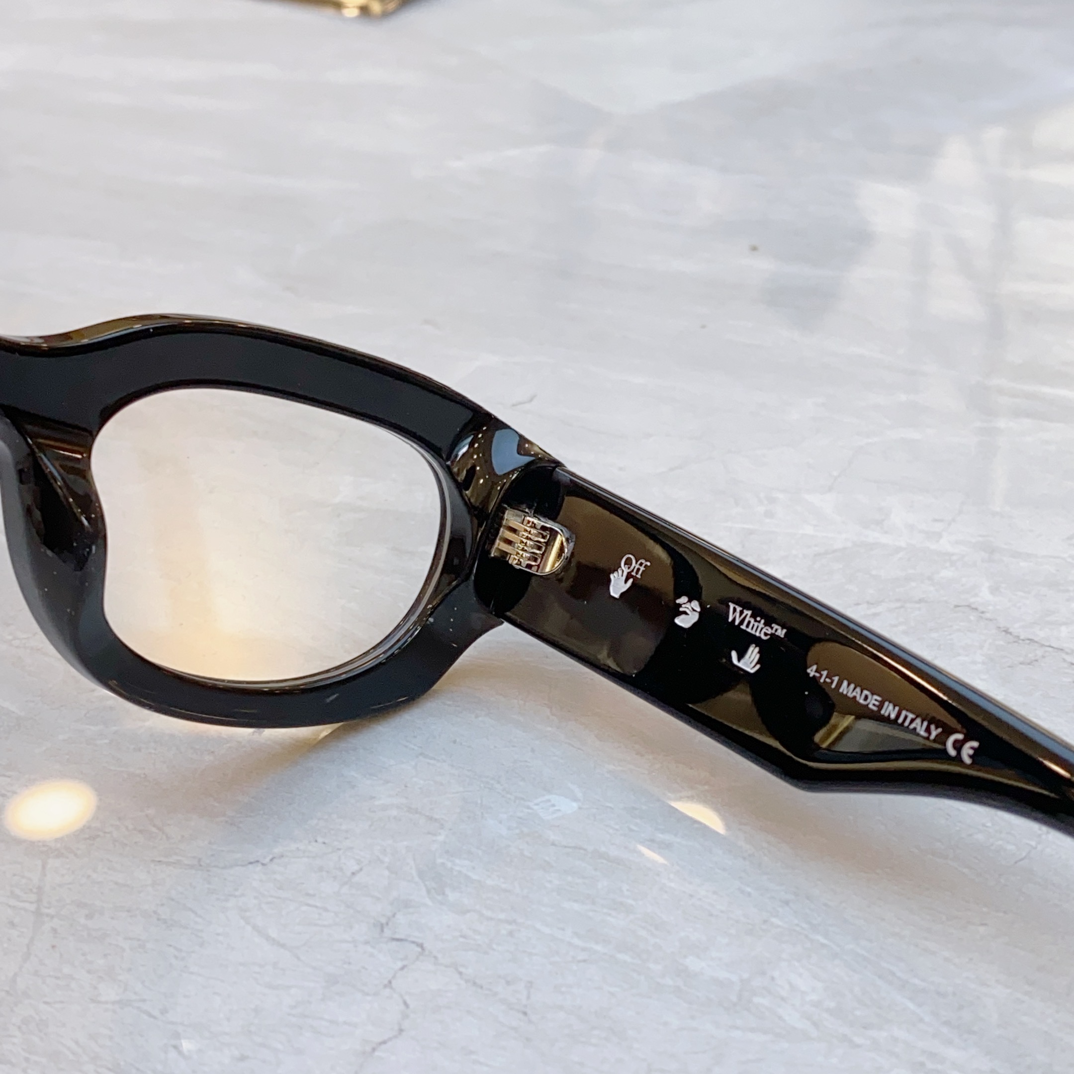 ，【OFF WHIT*】新款太阳镜🕶️，MODELOERI14E，SIZE 52口23-145




