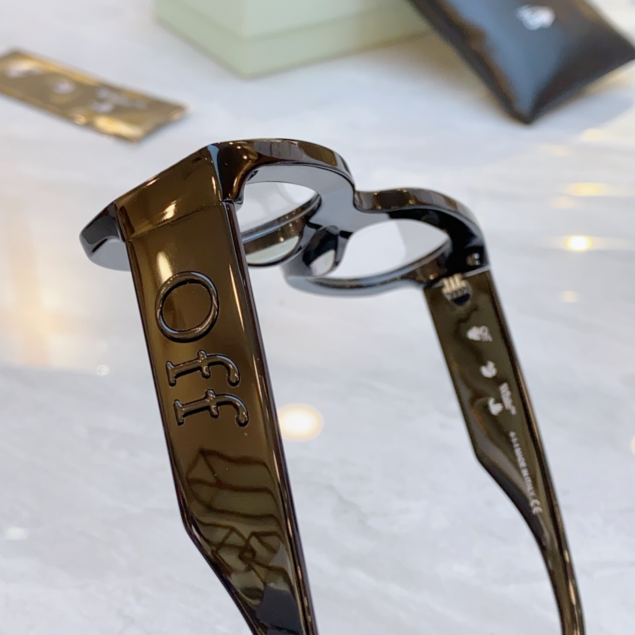 ，【OFF WHIT*】新款太阳镜🕶️，MODELOERI14E，SIZE 52口23-145




