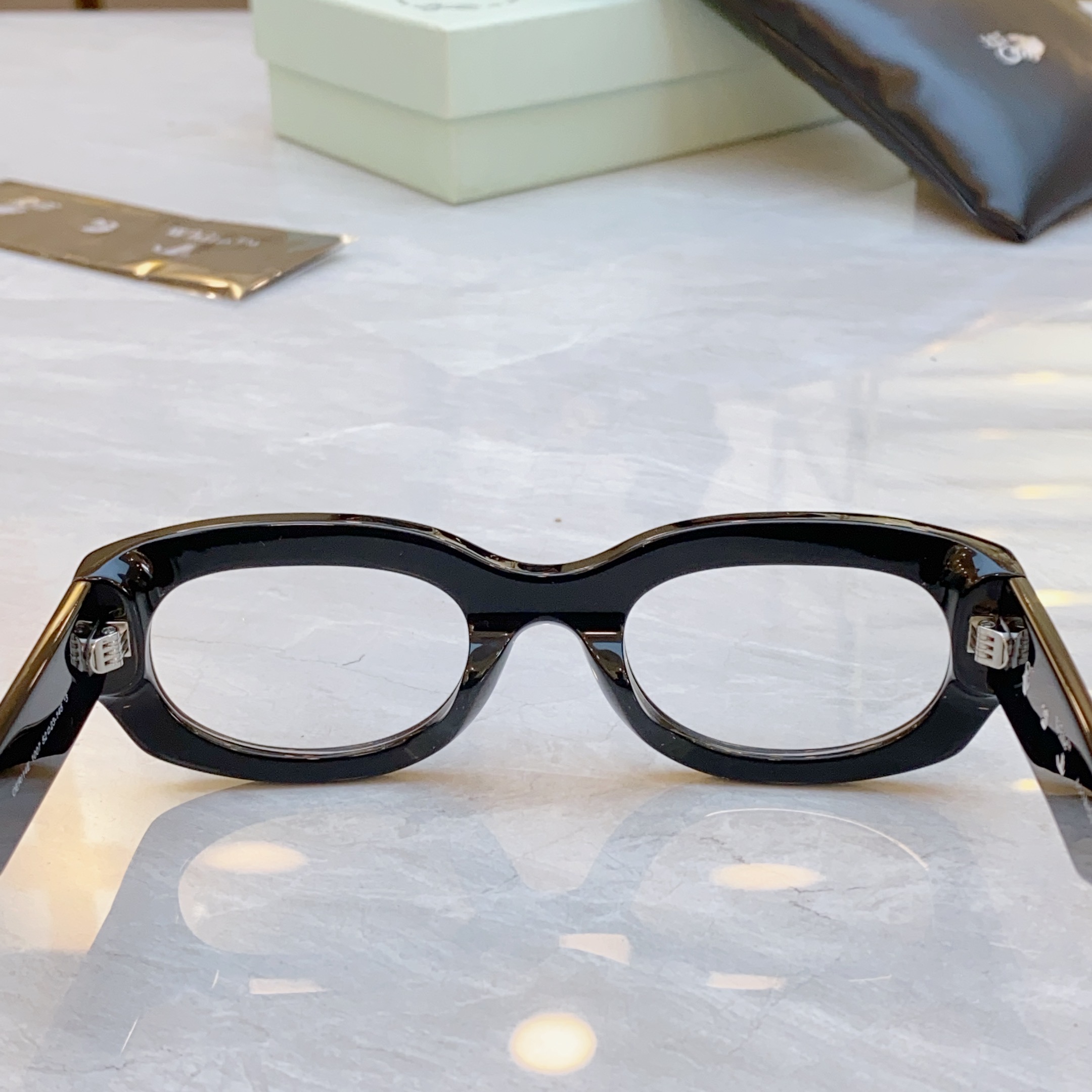 ，【OFF WHIT*】新款太阳镜🕶️，MODELOERI14E，SIZE 52口23-145




