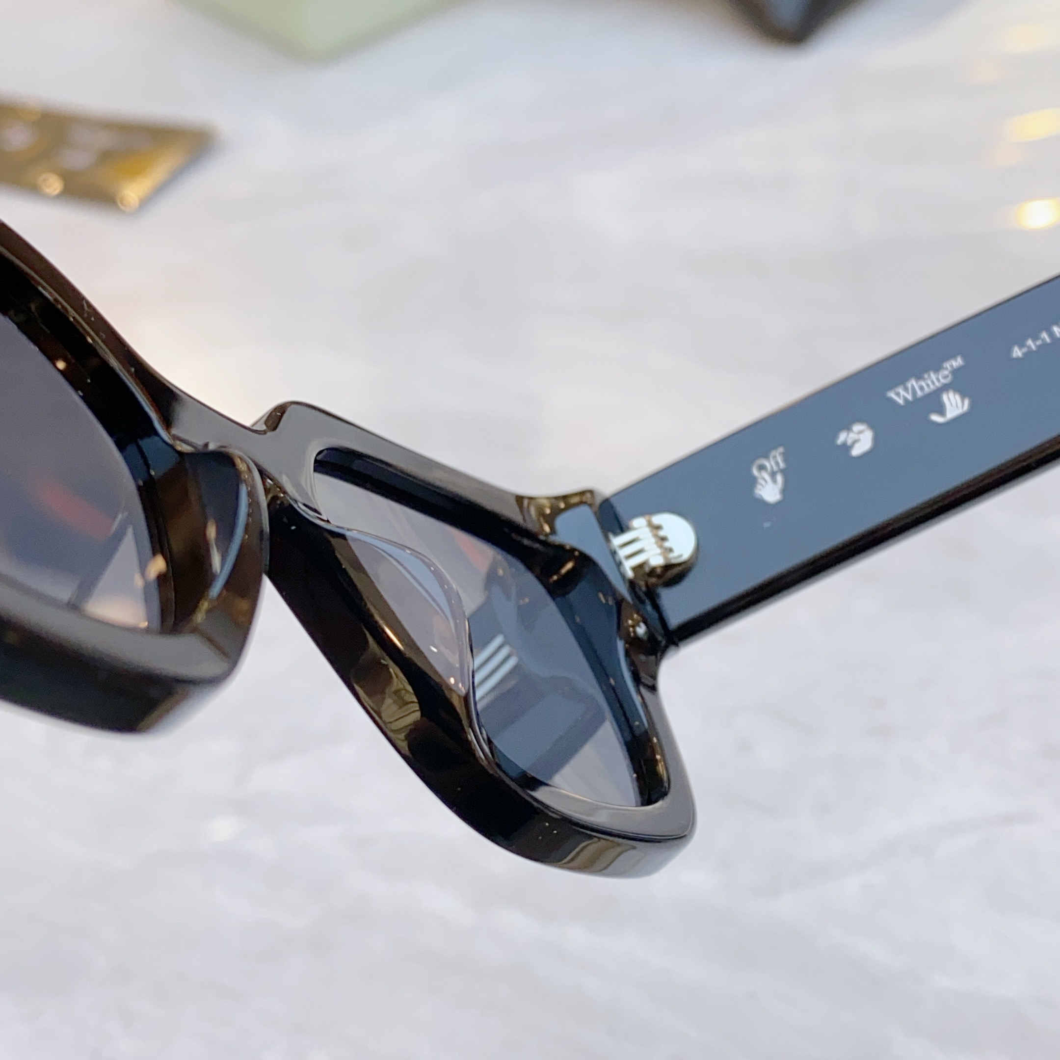 ，【OFF WHIT*】新款太阳镜🕶️，MODELOERJ085，SIZE 51口20-145



