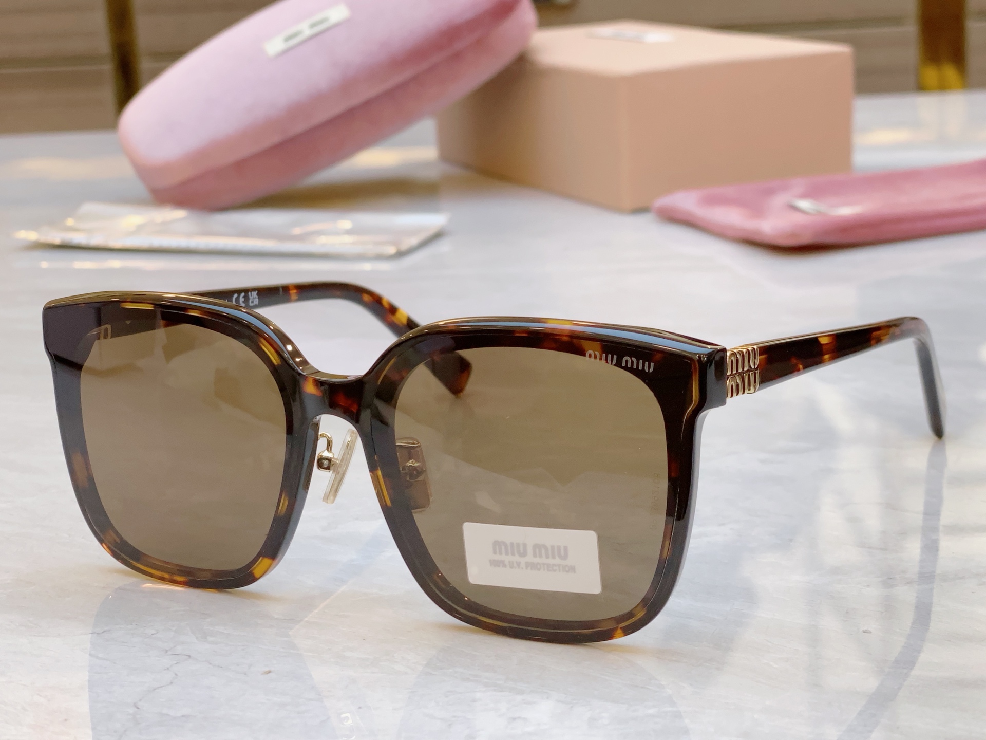 ，【MIU MI*】缪*缪新款太阳镜，MODELSMU 18ZS，SIZE：61口15-145



