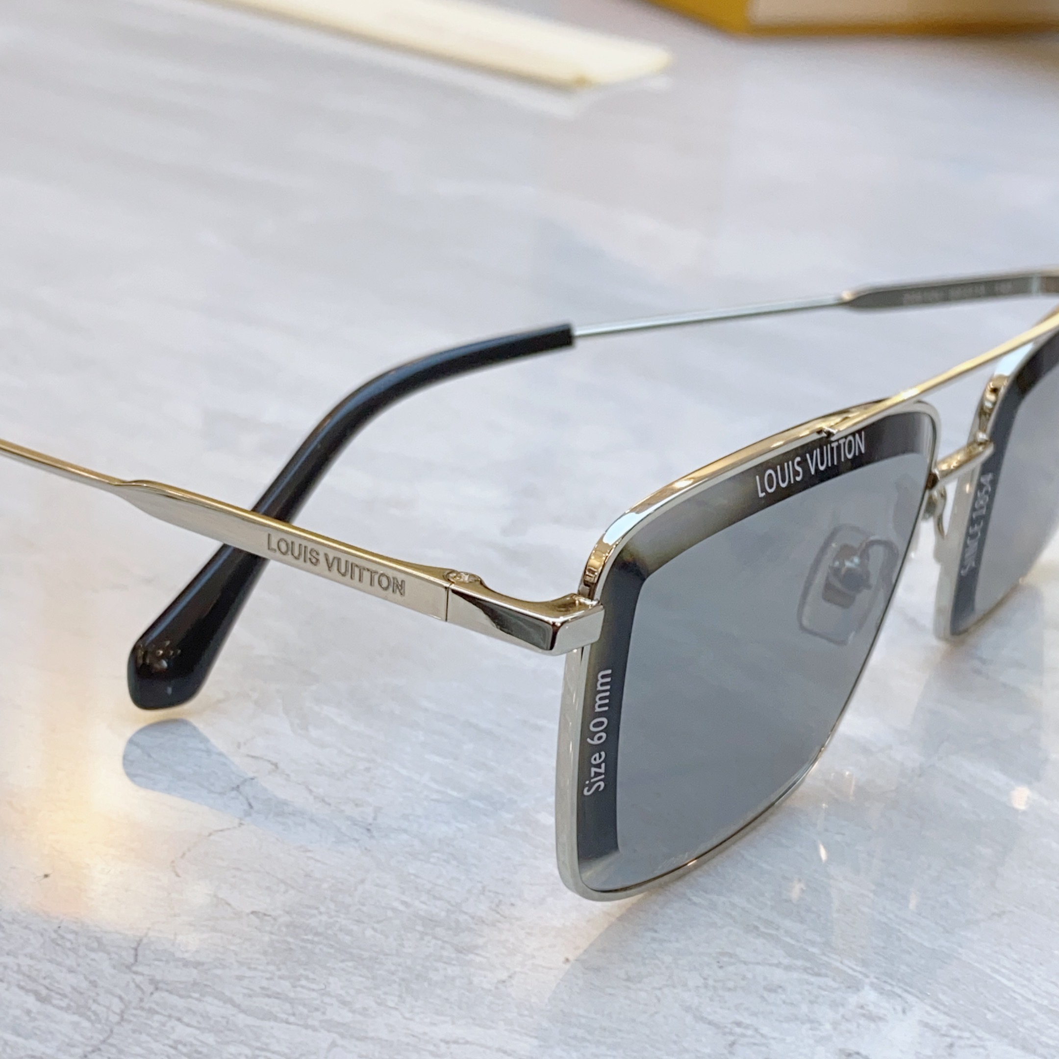 ，【LOUIS VUITTO*】路易*威登新款太阳镜，MODEL：Z2610U，SIZE：55口15-1