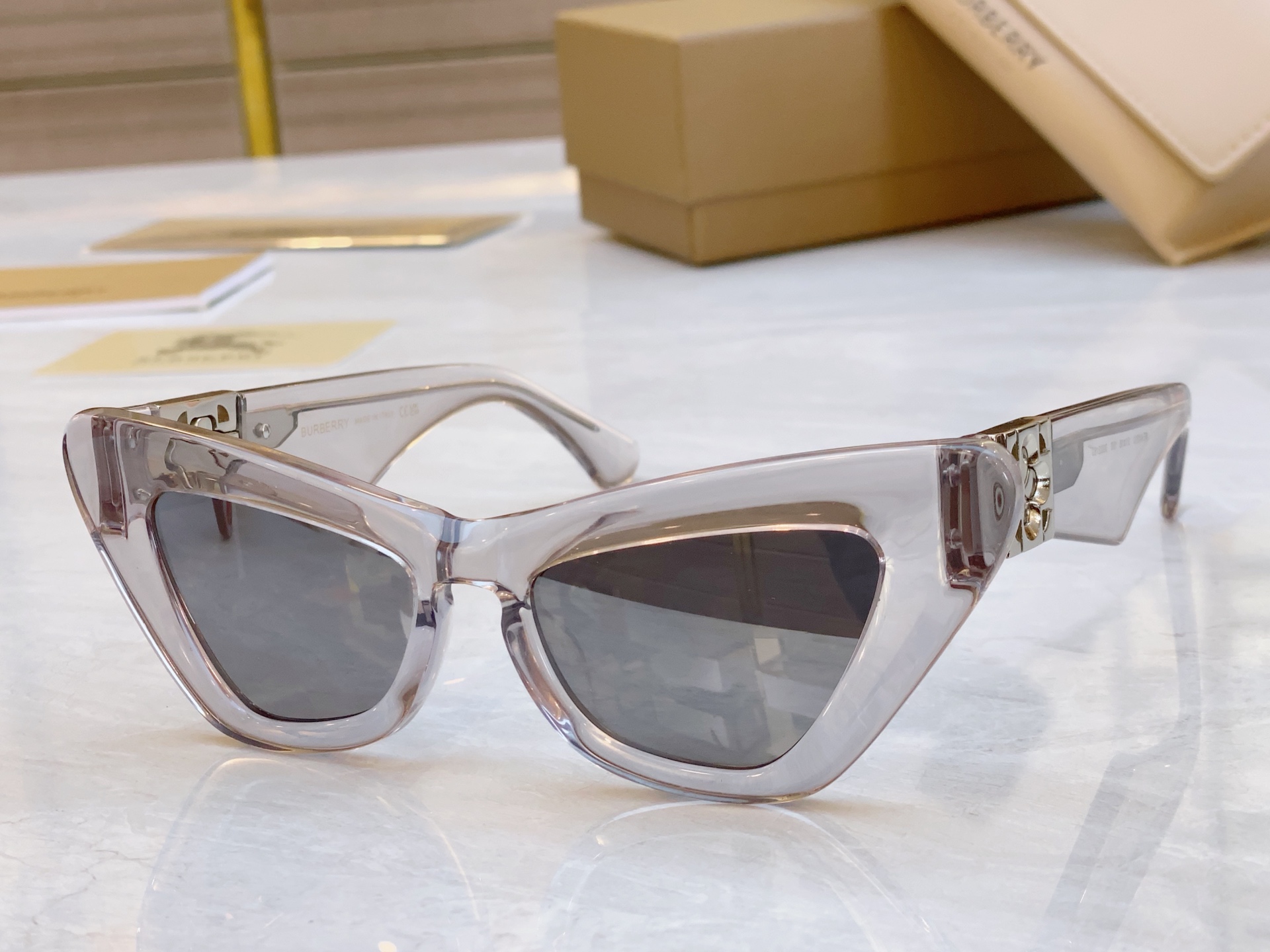 ，【BURBERR*】巴宝*莉新款太阳镜🕶️，MODEL：BE4421U，SIZE：51口18-135