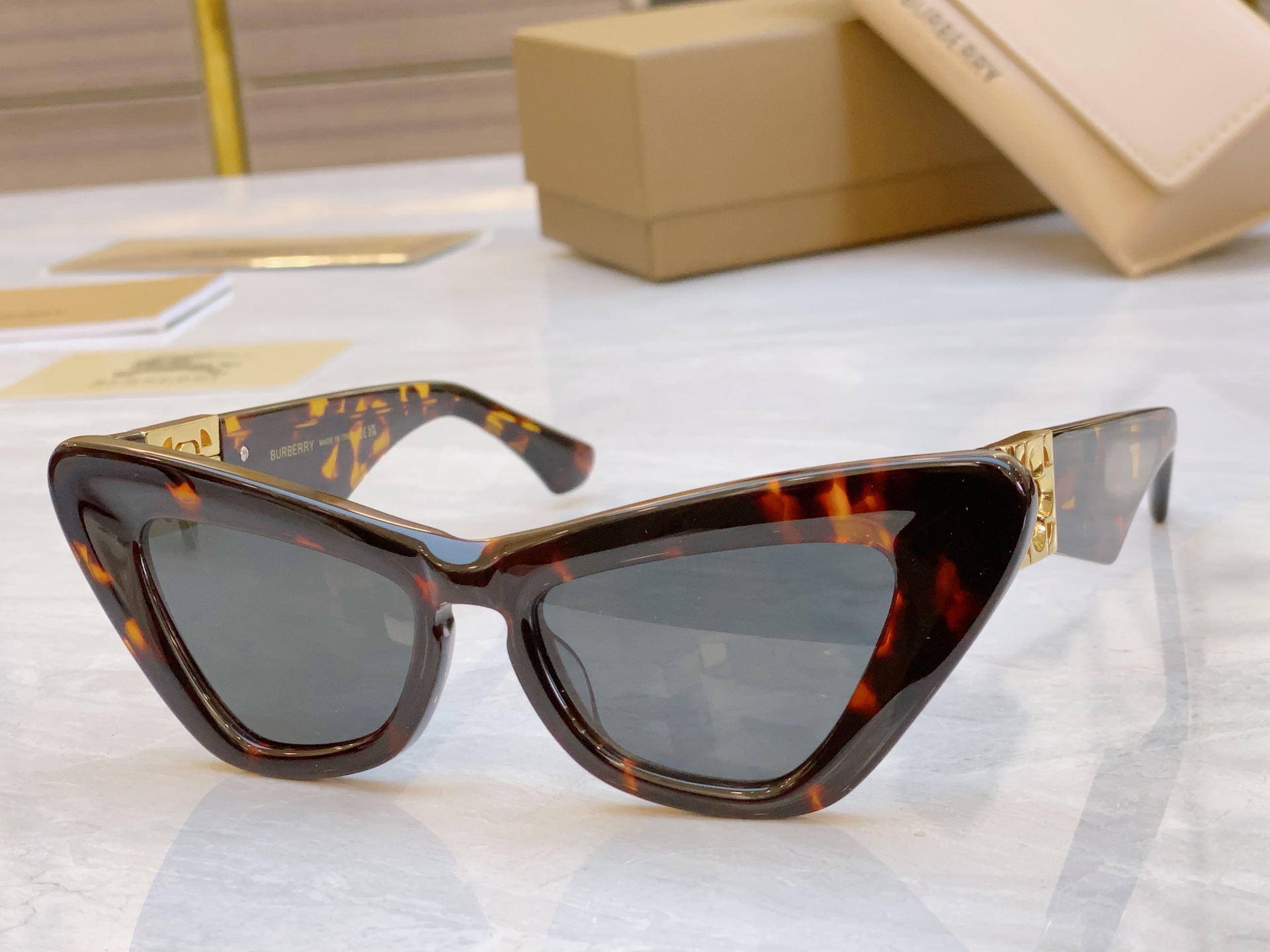 ，【BURBERR*】巴宝*莉新款太阳镜🕶️，MODEL：BE4421U，SIZE：51口18-135