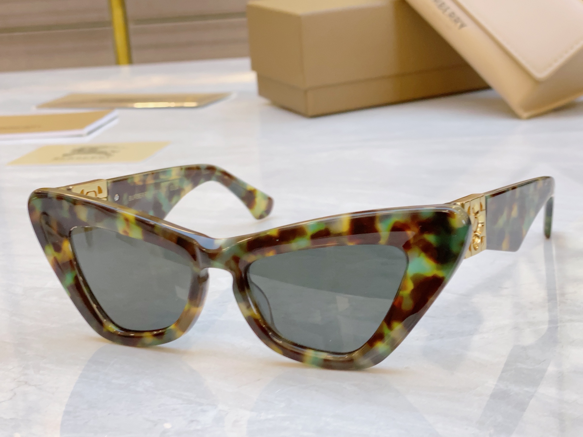 ，【BURBERR*】巴宝*莉新款太阳镜🕶️，MODEL：BE4421U，SIZE：51口18-135