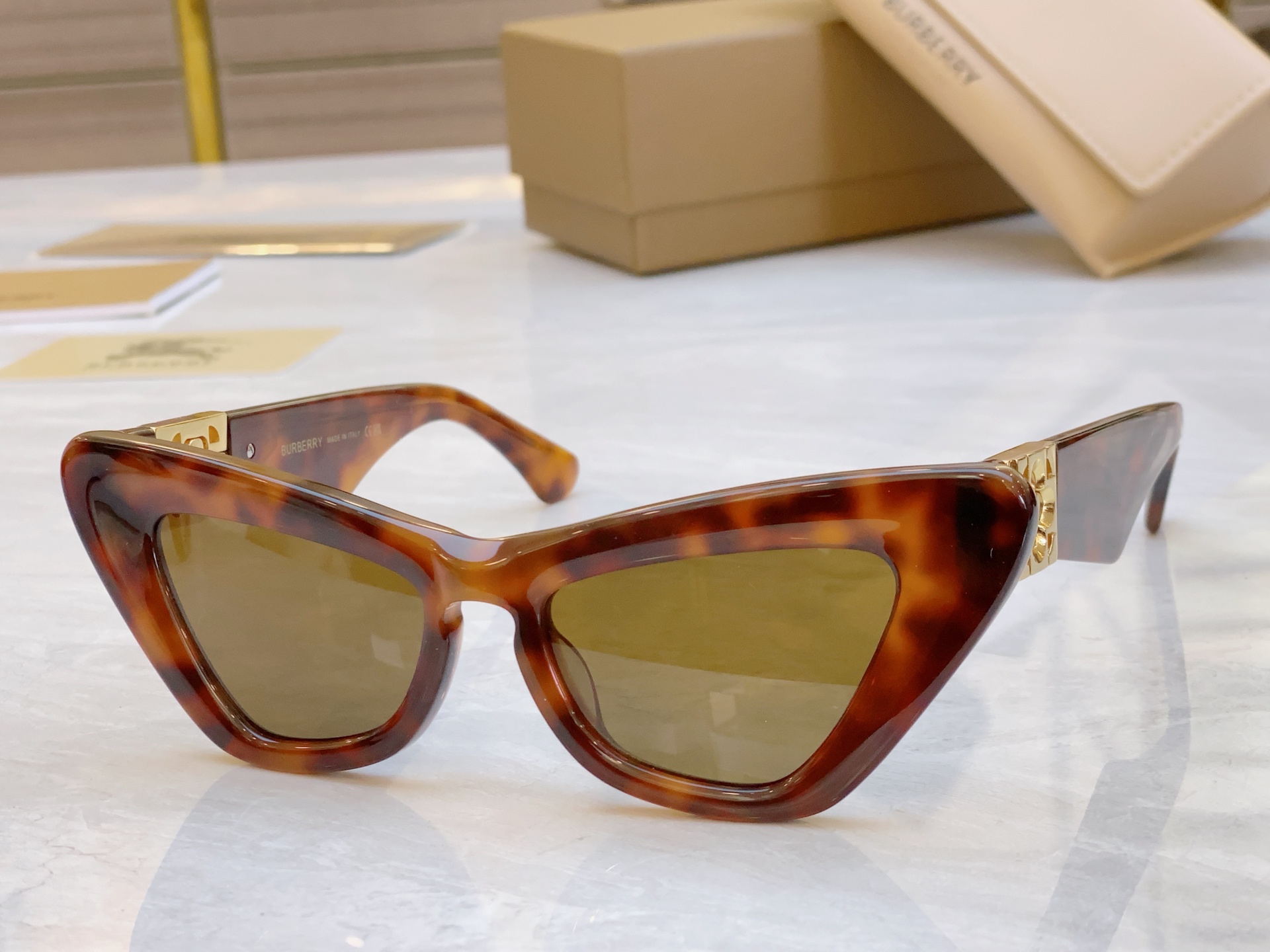 ，【BURBERR*】巴宝*莉新款太阳镜🕶️，MODEL：BE4421U，SIZE：51口18-135