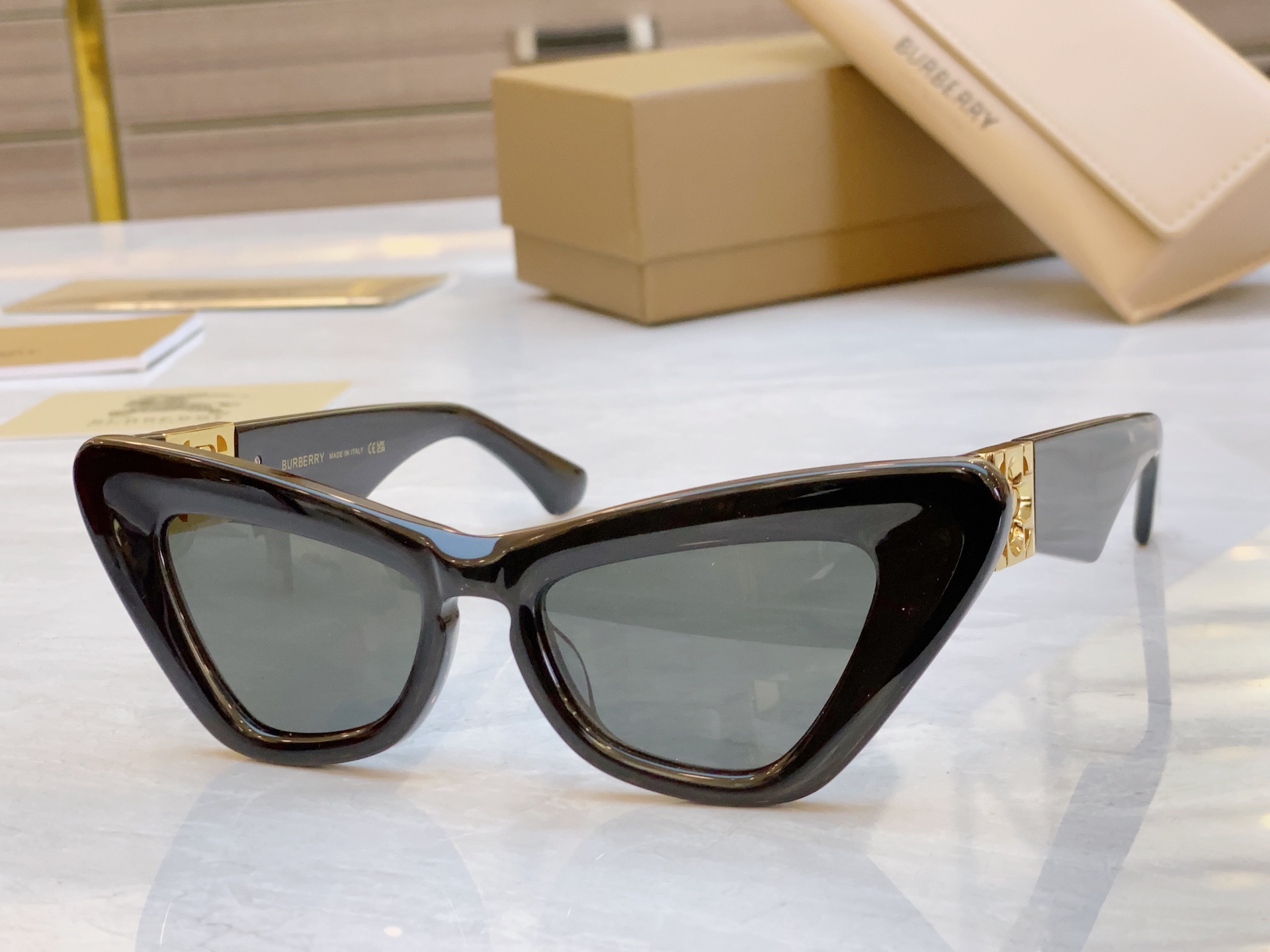 ，【BURBERR*】巴宝*莉新款太阳镜🕶️，MODEL：BE4421U，SIZE：51口18-135