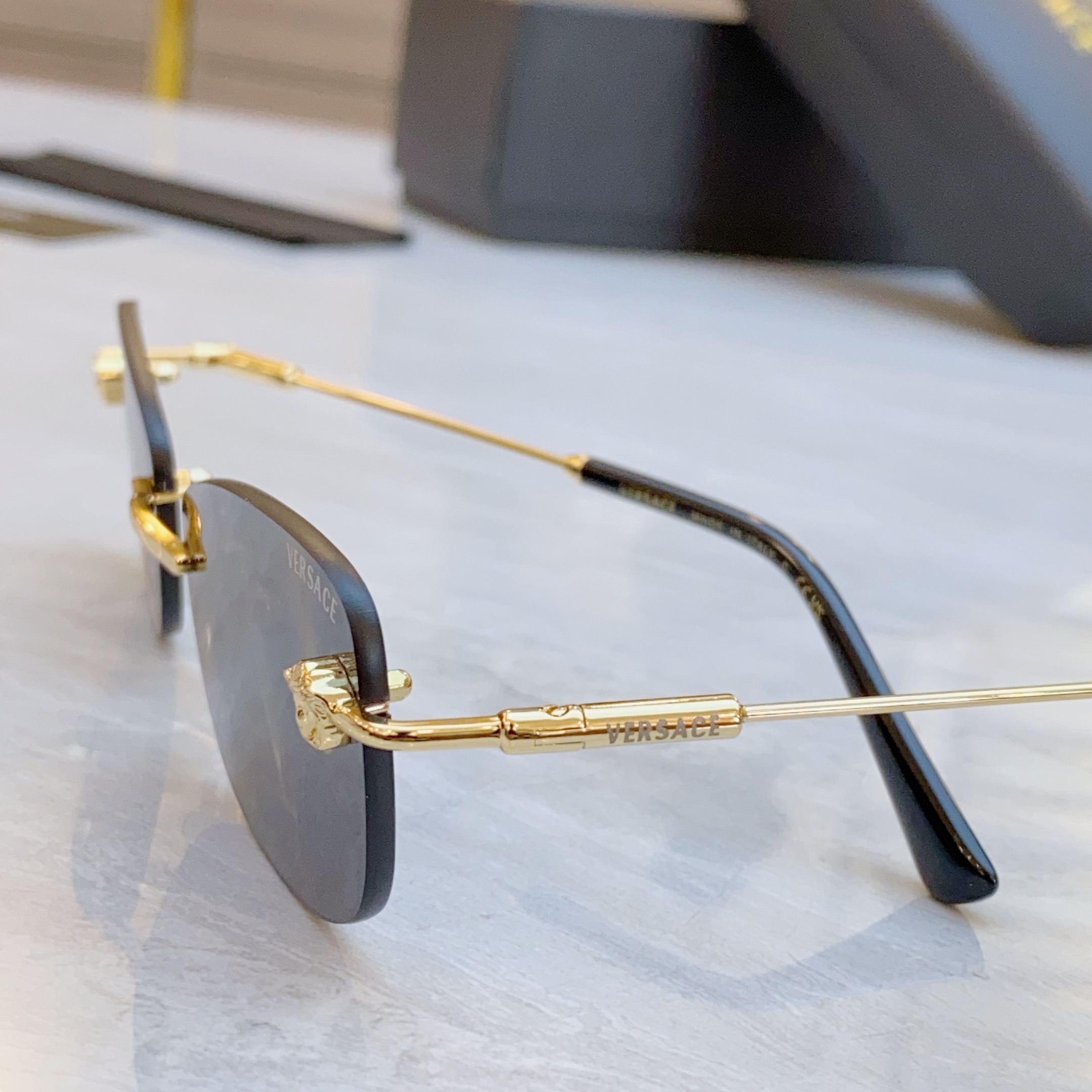 ，【VERSAC*】范思*哲新款太阳镜，
MODEL：VE6812，SIZE：57口17-140