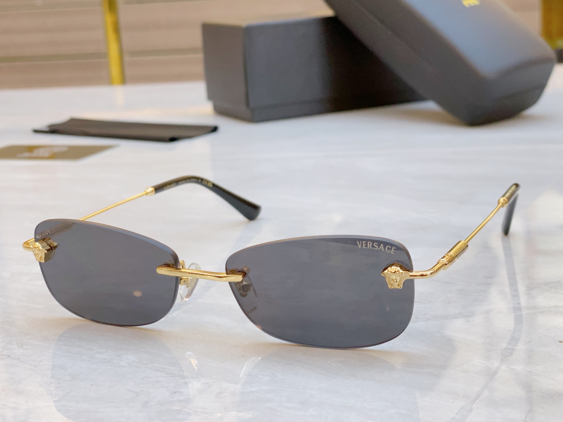 ，【VERSAC*】范思*哲新款太阳镜，
MODEL：VE6812，SIZE：57口17-140