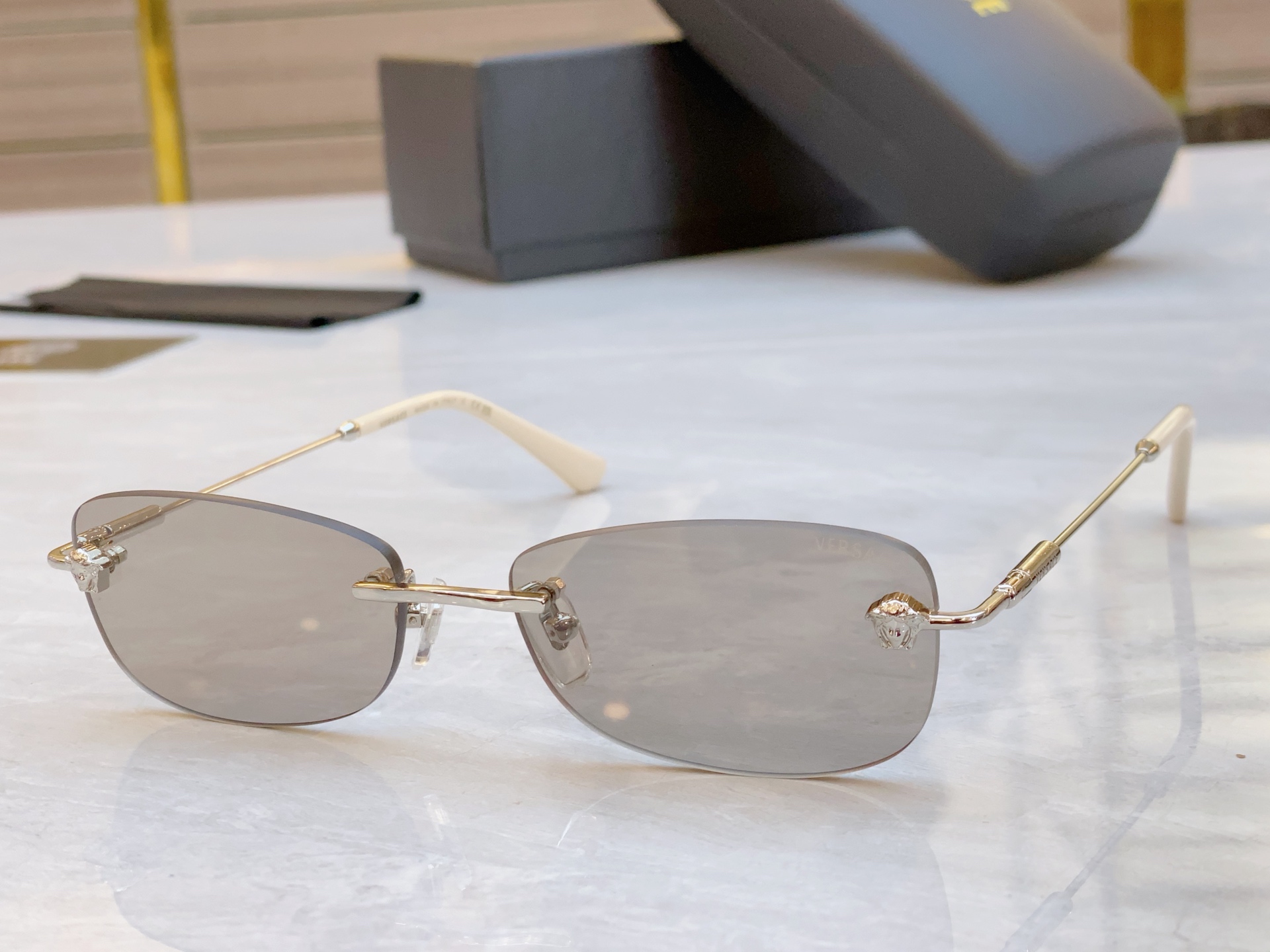 ，【VERSAC*】范思*哲新款太阳镜，
MODEL：VE6812，SIZE：57口17-140