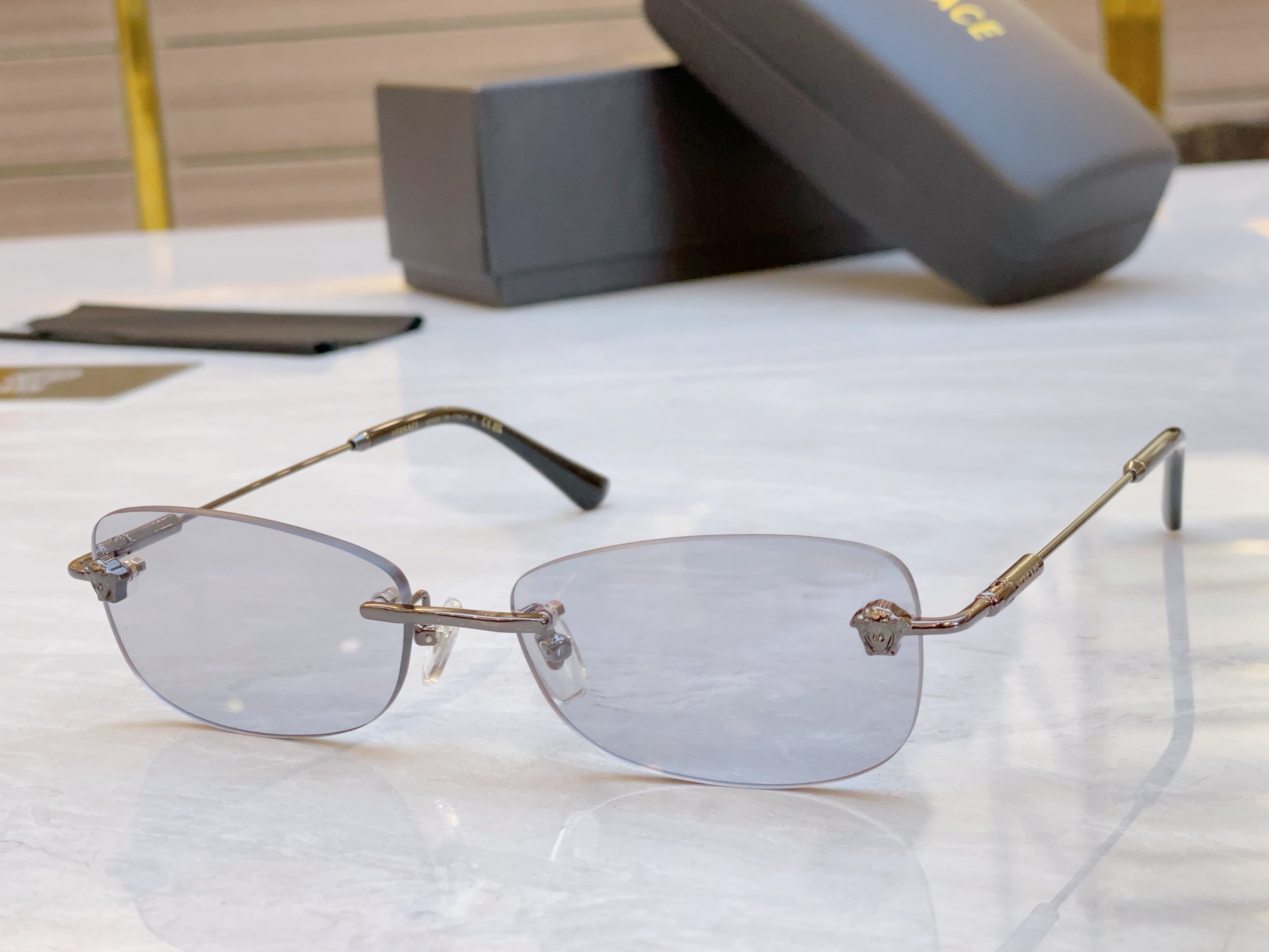，【VERSAC*】范思*哲新款太阳镜，
MODEL：VE6812，SIZE：57口17-140