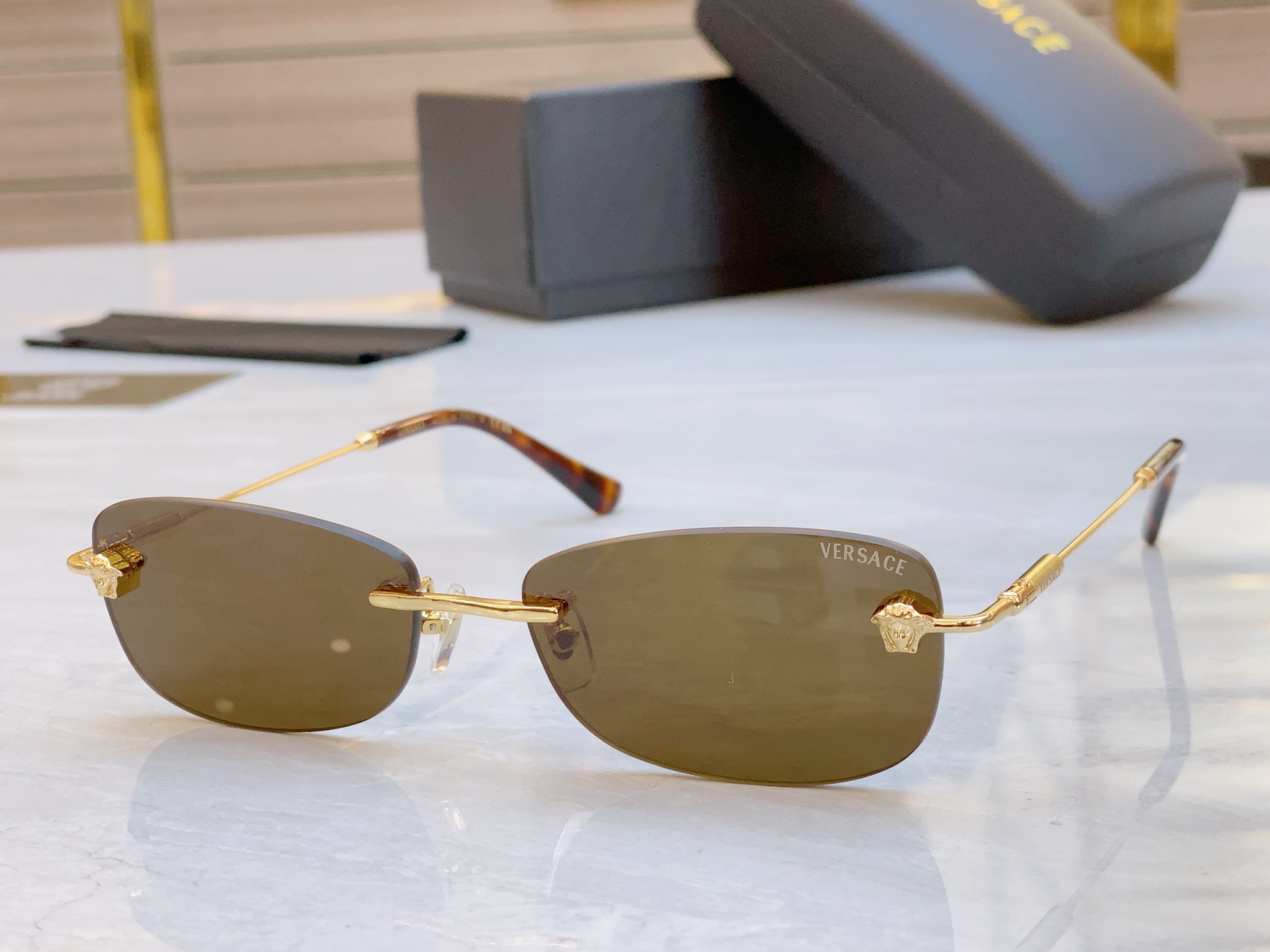 ，【VERSAC*】范思*哲新款太阳镜，
MODEL：VE6812，SIZE：57口17-140