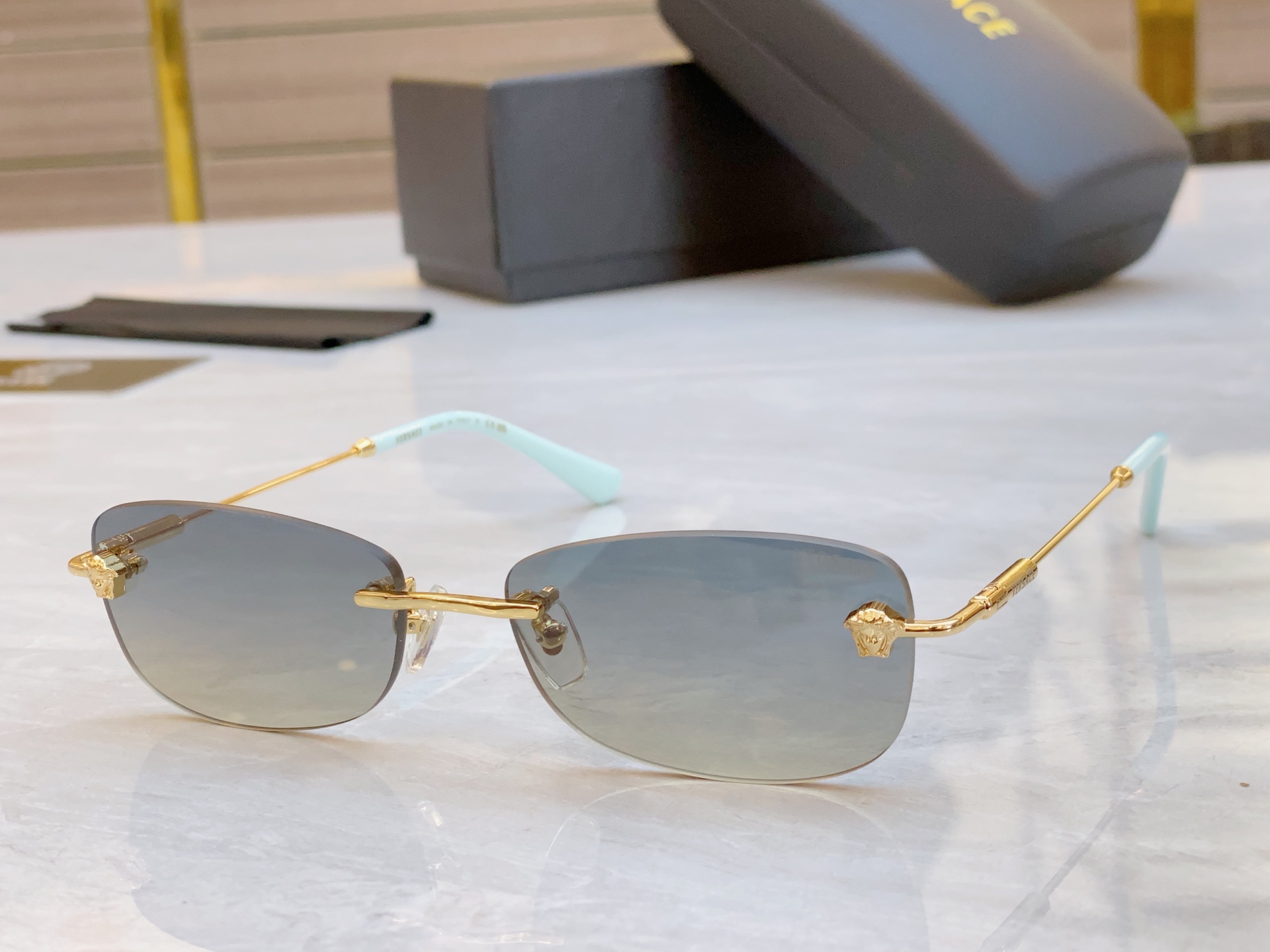 ，【VERSAC*】范思*哲新款太阳镜，
MODEL：VE6812，SIZE：57口17-140