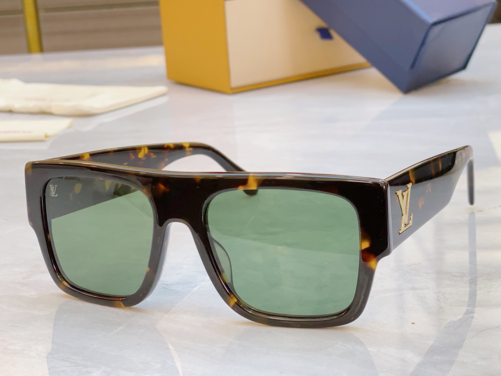 ，【LOUIS VUITTO*】路易*威登新款太阳镜，MODEL：Z2043U，SIZE：54口19-1