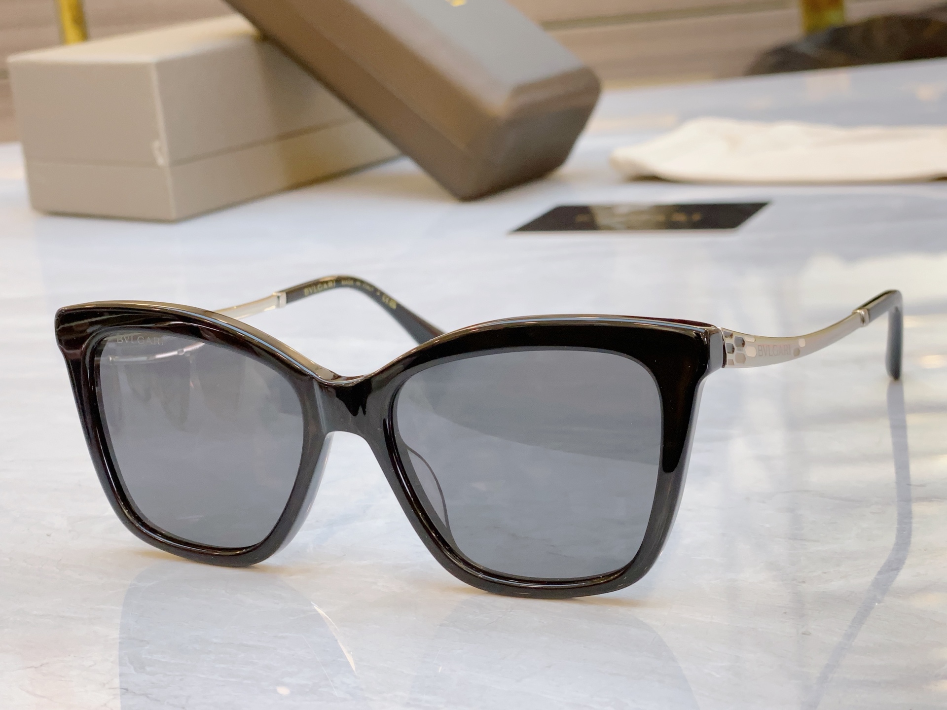，【BVLGA*】宝格*丽新款太阳镜，
MODEL：BV 8257，SIZE：54口18-145