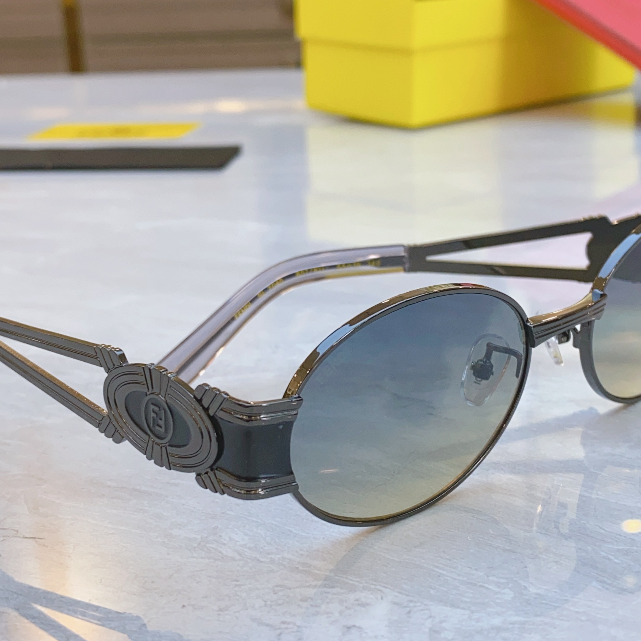 ，【FEN*】芬*迪新款太阳镜🕶️，
MODEL：SL 7040，SIZE：55口19-140