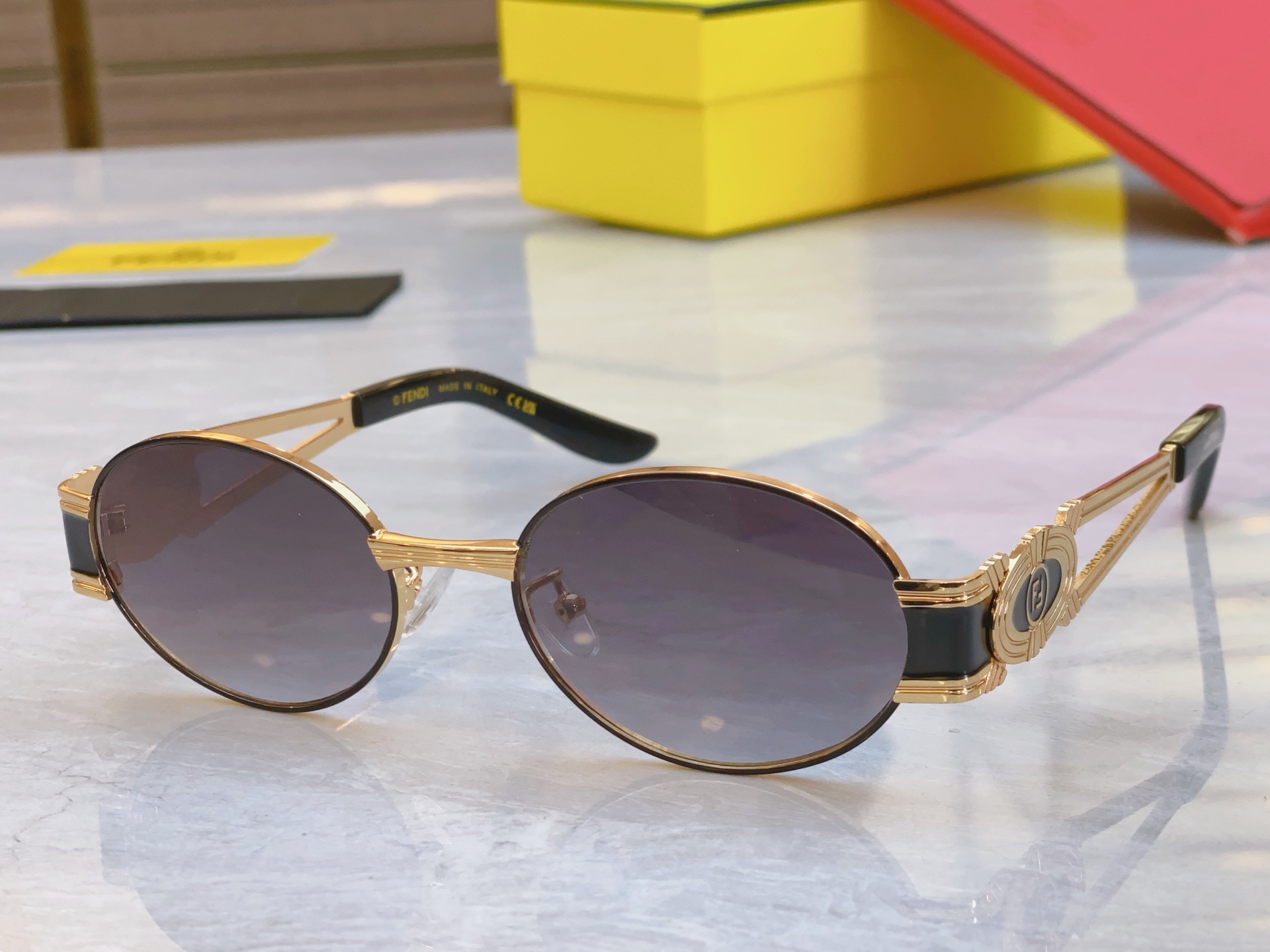 ，【FEN*】芬*迪新款太阳镜🕶️，
MODEL：SL 7040，SIZE：55口19-140