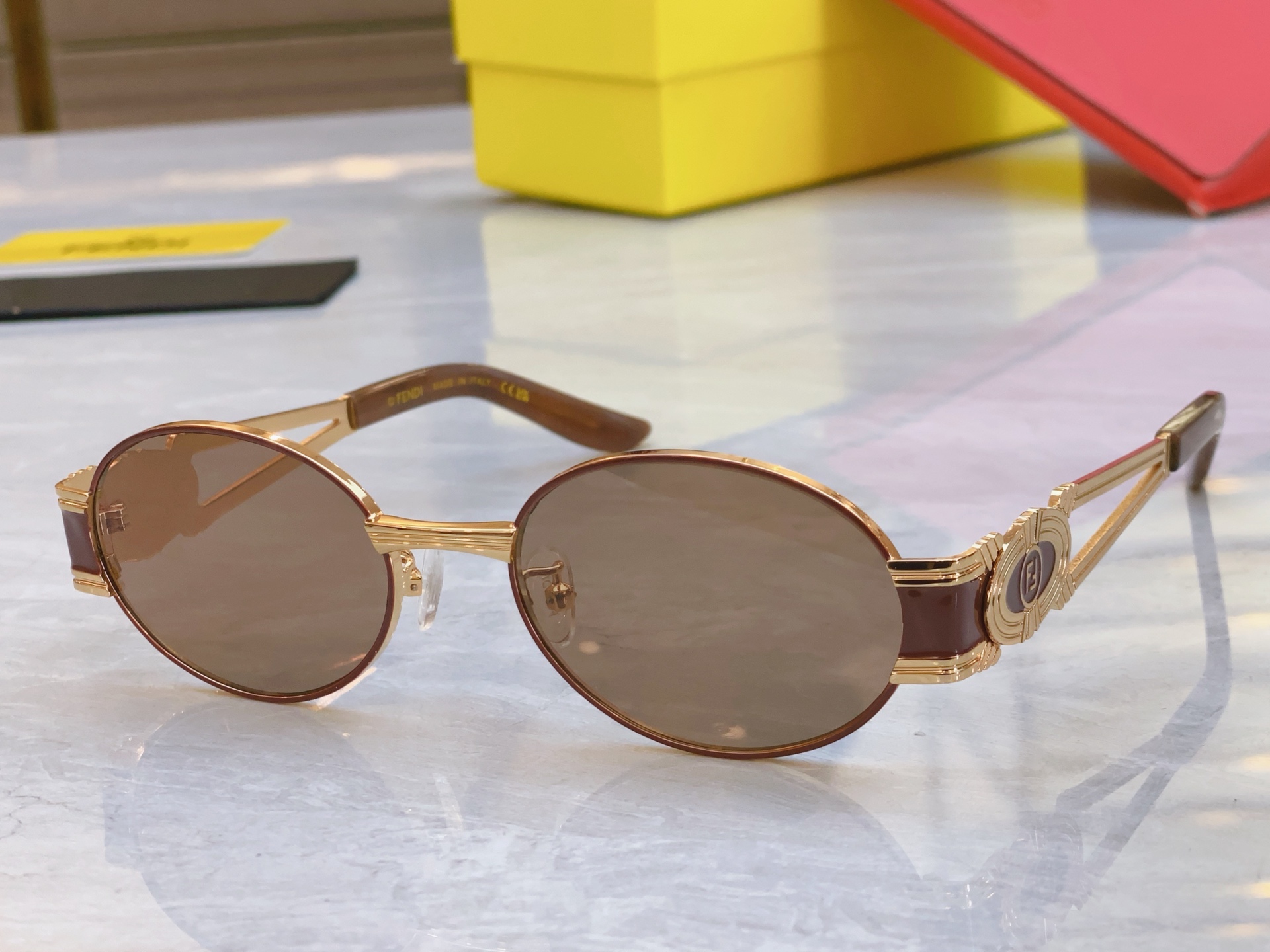 ，【FEN*】芬*迪新款太阳镜🕶️，
MODEL：SL 7040，SIZE：55口19-140