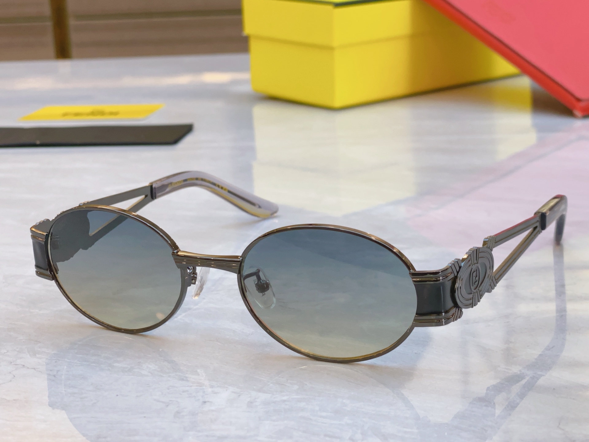 ，【FEN*】芬*迪新款太阳镜🕶️，
MODEL：SL 7040，SIZE：55口19-140