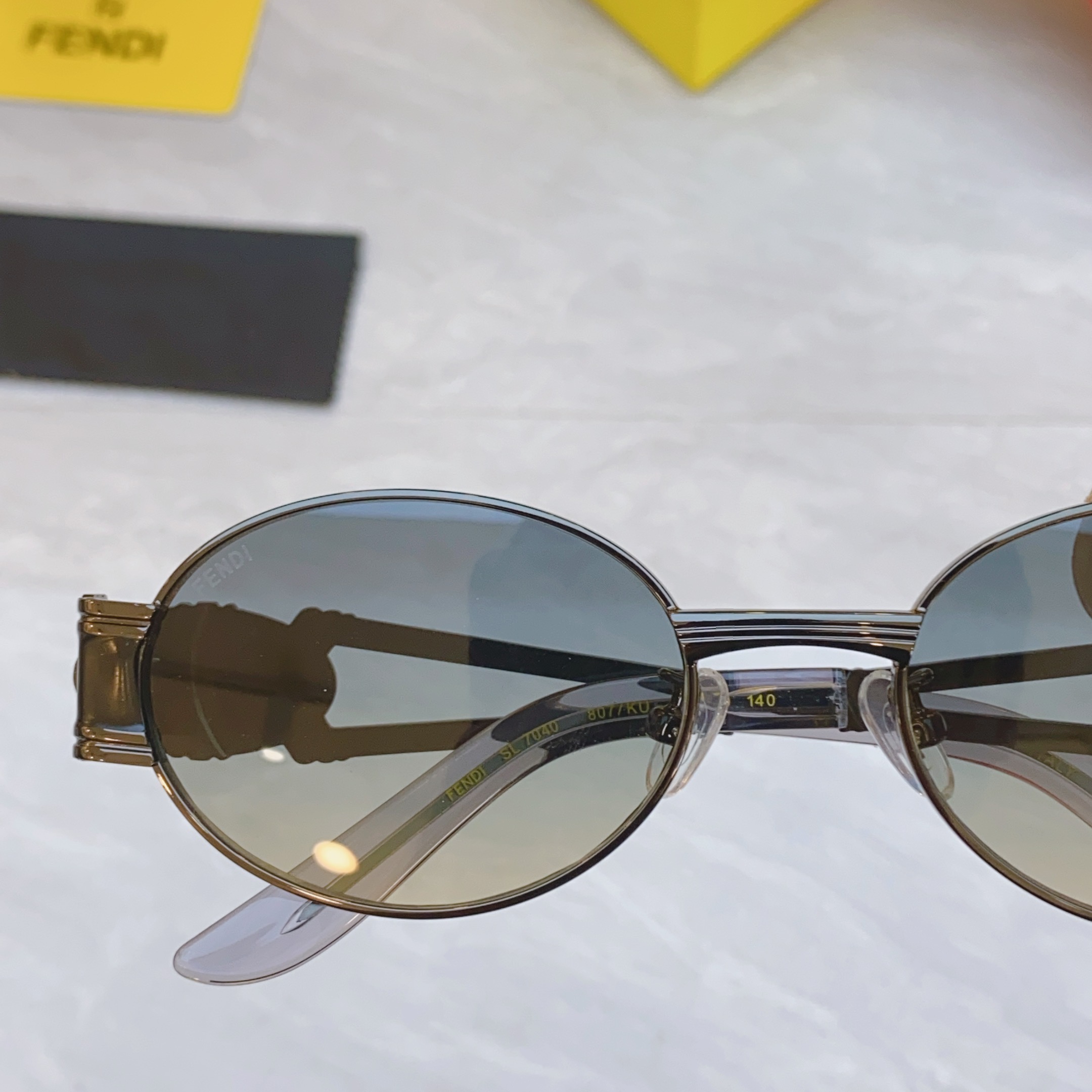 ，【FEN*】芬*迪新款太阳镜🕶️，
MODEL：SL 7040，SIZE：55口19-140