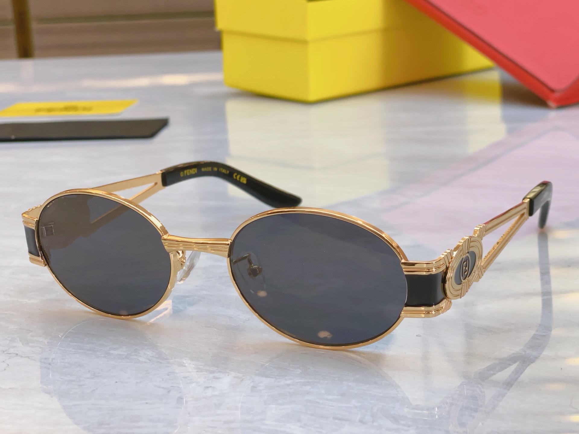 ，【FEN*】芬*迪新款太阳镜🕶️，
MODEL：SL 7040，SIZE：55口19-140